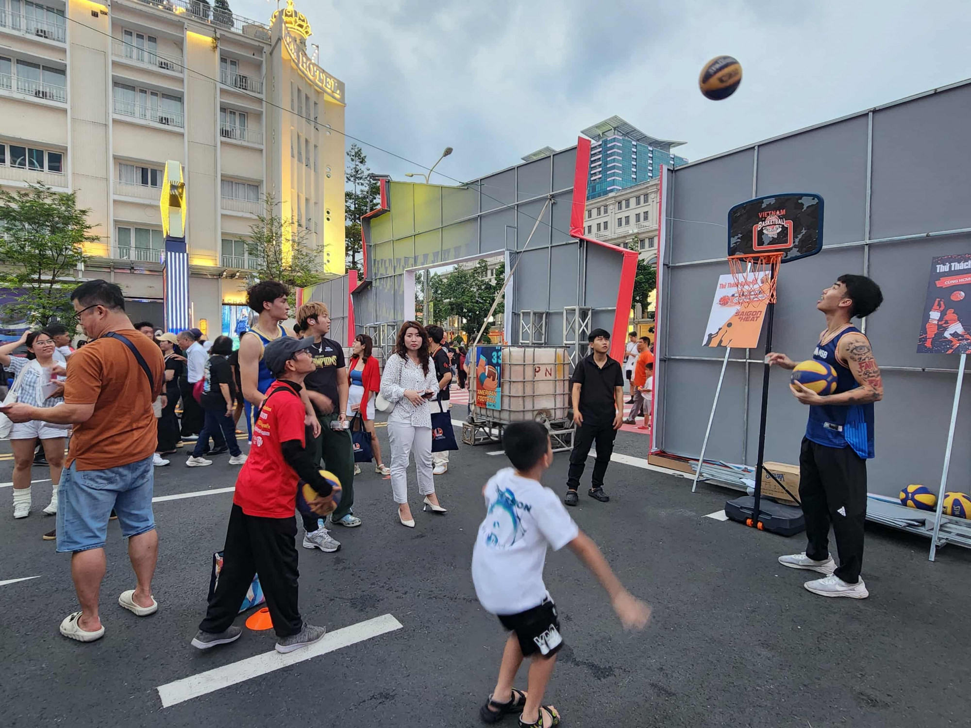 Người d&acirc;n tham gia thử th&aacute;ch n&eacute;m b&oacute;ng rổ v&agrave; giao lưu với c&aacute;c cầu thủ từ đội Saigon Heat