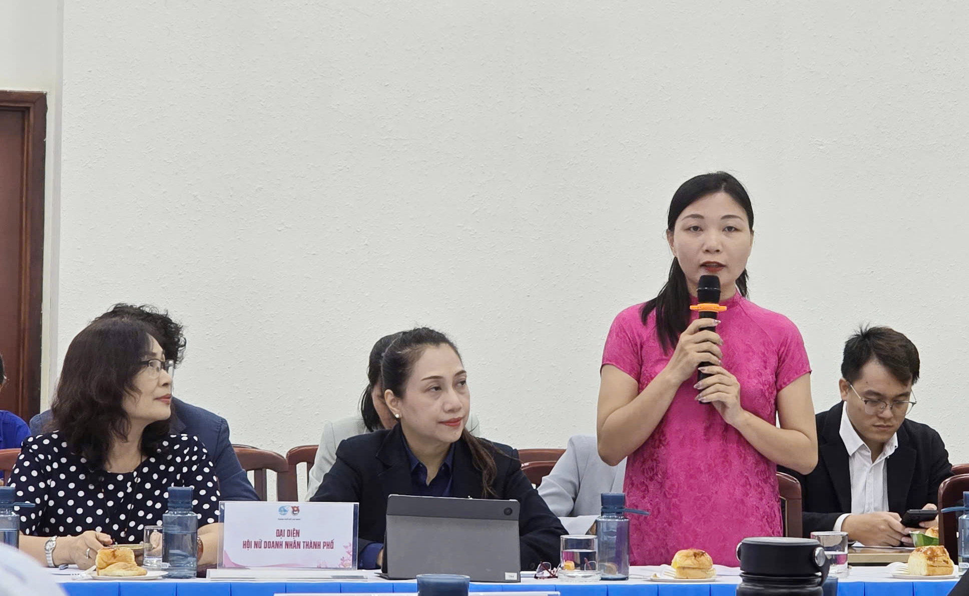 C&aacute;c đại biểu tham gia chia sẻ g&oacute;c nh&igrave;n, g&oacute;p &yacute; li&ecirc;n quan nhiều nội dung li&ecirc;n quan đến 3 chỉ số  ph&aacute;t triển 