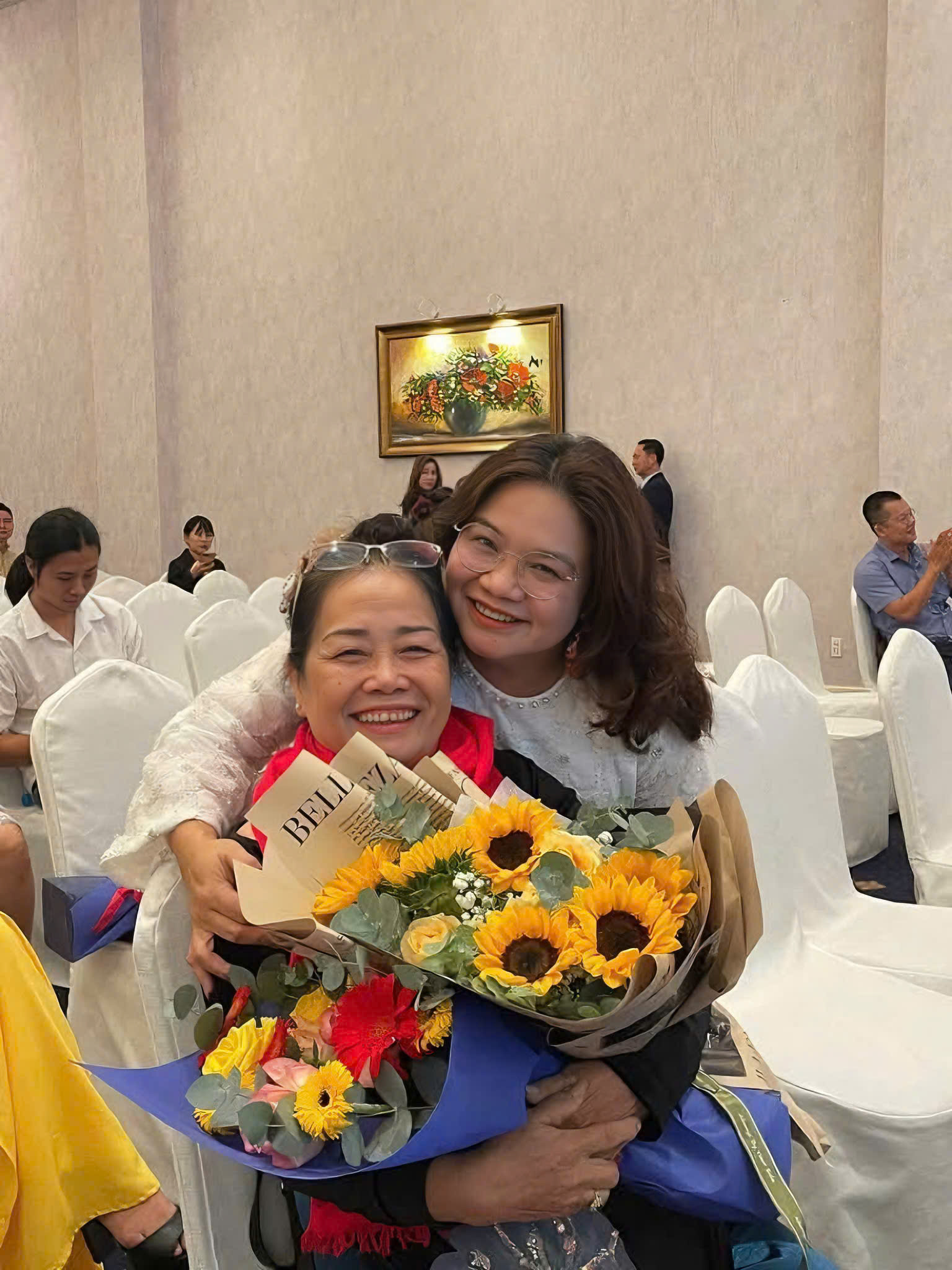 B&agrave; L&acirc;m Th&uacute;y &Aacute;i - Ph&oacute; chủ tịch Hội Doanh nh&acirc;n S&agrave;i G&ograve;n tặng hoa cho mẹ - Ảnh: Nh&acirc;n vật cung cấp