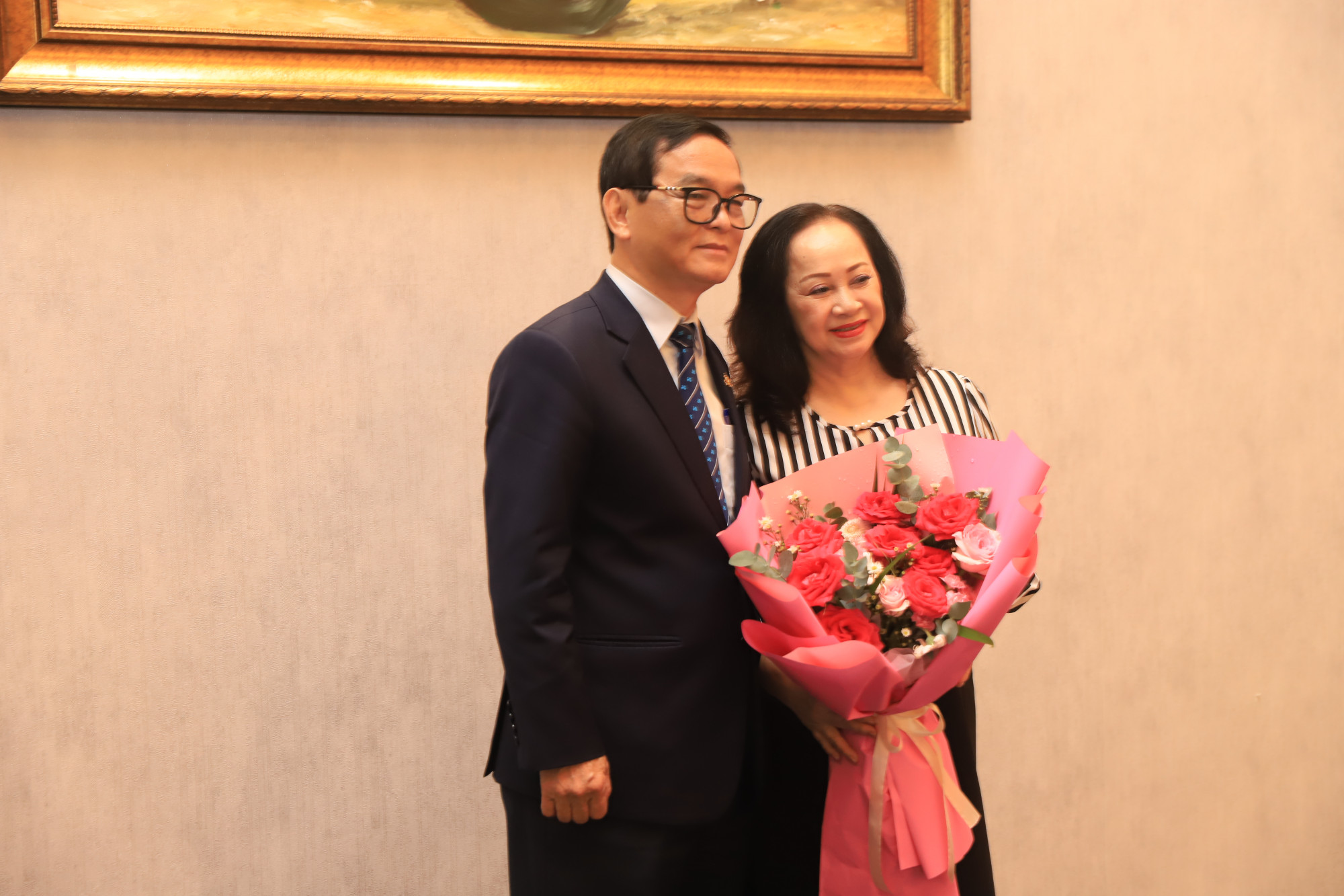 Doanh nh&acirc;n L&ecirc; Viết Hải - Chủ tịch Tập đo&agrave;n X&acirc;y dựng H&ograve;a B&igrave;nh lu&ocirc;n s&aacute;nh bước b&ecirc;n cạnh b&agrave; x&atilde; trong suốt buổi lễ. &Ocirc;ng cho biết, &ocirc;ng y&ecirc;u v&agrave; tr&acirc;n trọng vợ v&igrave; b&agrave; kh&ocirc;ng chỉ l&agrave; hậu phương vững chắc m&agrave; c&ograve;n l&agrave; người bạn tri  kỷ, đồng h&agrave;nh c&ugrave;ng &ocirc;ng trong suốt h&agrave;nh tr&igrave;nh d&agrave;i nhiều gian nan, thử th&aacute;ch - Ảnh: Ph&ugrave;ng Huy 