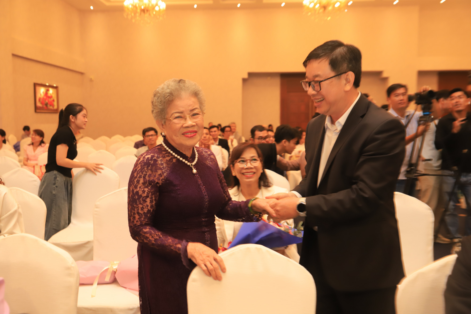 Doanh nh&acirc;n Nguyễn Thanh T&ugrave;ng c&ugrave;ng mẹ tham gia sự kiện. 2 mẹ con &ocirc;ng c&ograve;n d&agrave;y c&ocirc;ng chuẩn bị 1 tiết mục văn nghệ gửi đến c&aacute;c kh&aacute;ch mời tại lễ trao giải - Ảnh: Ph&ugrave;ng Huy