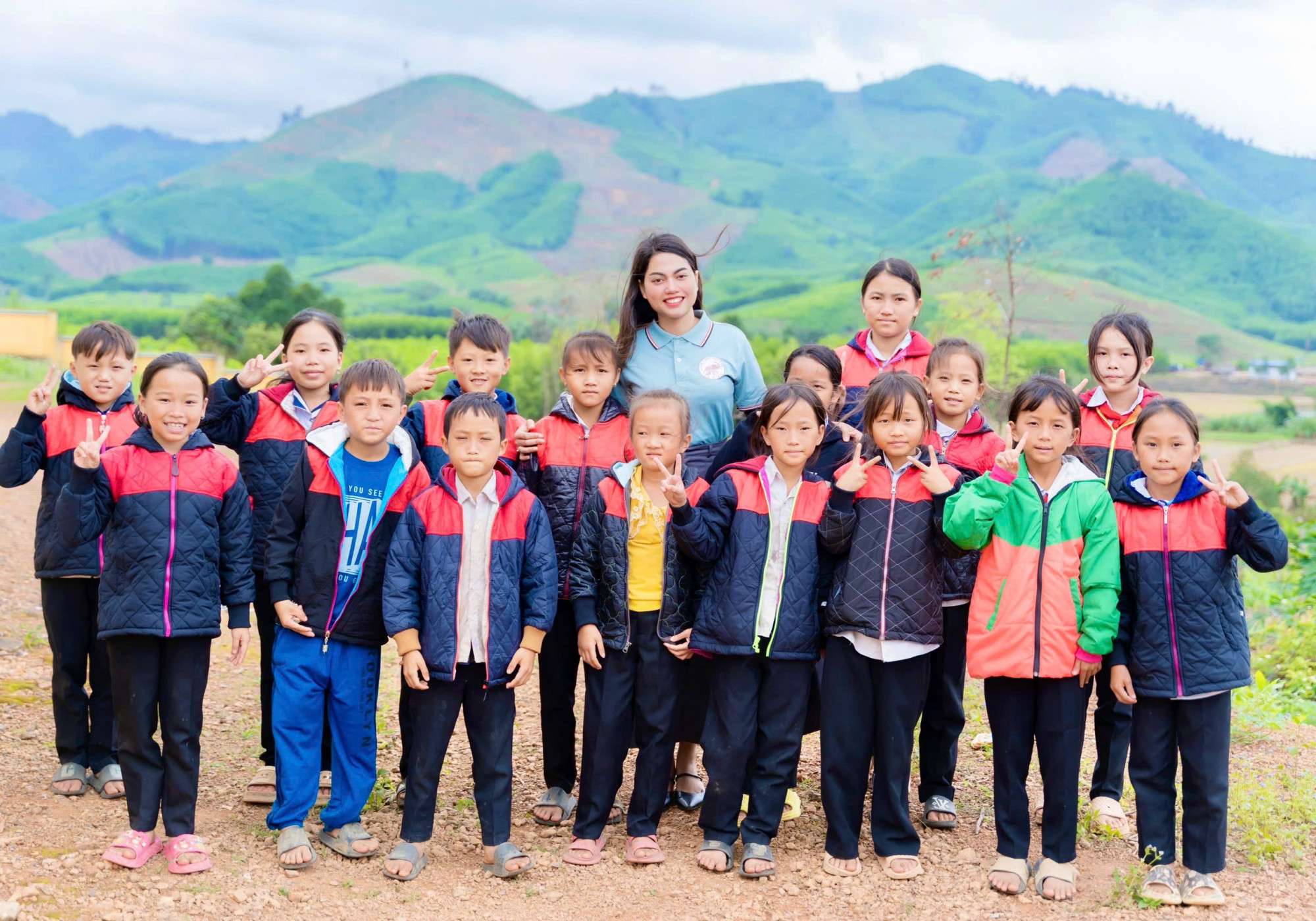 Chị H Zu Ni Niê tham gia chương trình Áo ấm cho em tại một địa phương trên địa bàn tỉnh Đắk Lắk