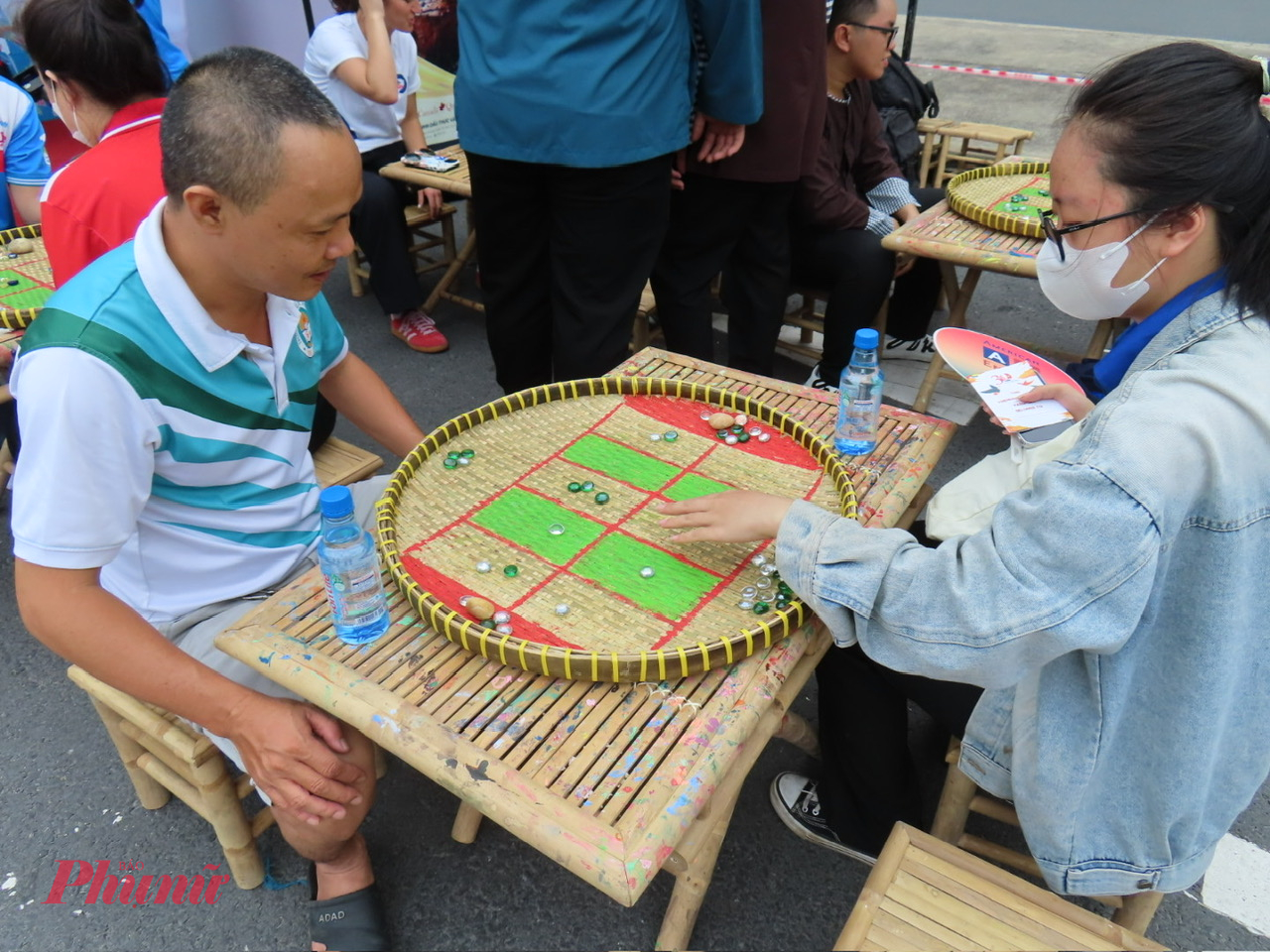 Người d&acirc;n tham gia c&aacute;c tr&ograve; chơi d&acirc;n gian