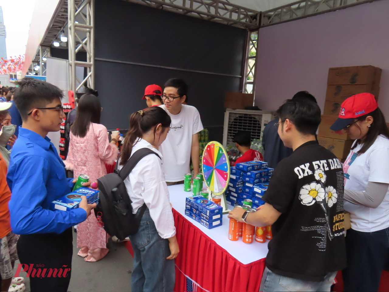 Gian h&agrave;ng quay xố tr&uacute;ng thưởng thu h&uacute;t nhiều người tham gia d&ugrave; phải xếp h&agrave;ng