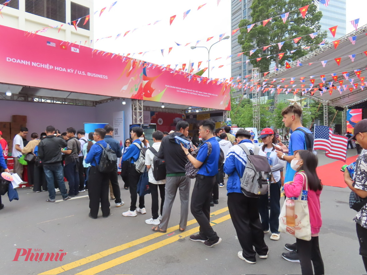 Người d&acirc;n ki&ecirc;n nhẫn xếp h&agrave;ng chờ đến lượt tham gia quay số tr&uacute;ng thưởng