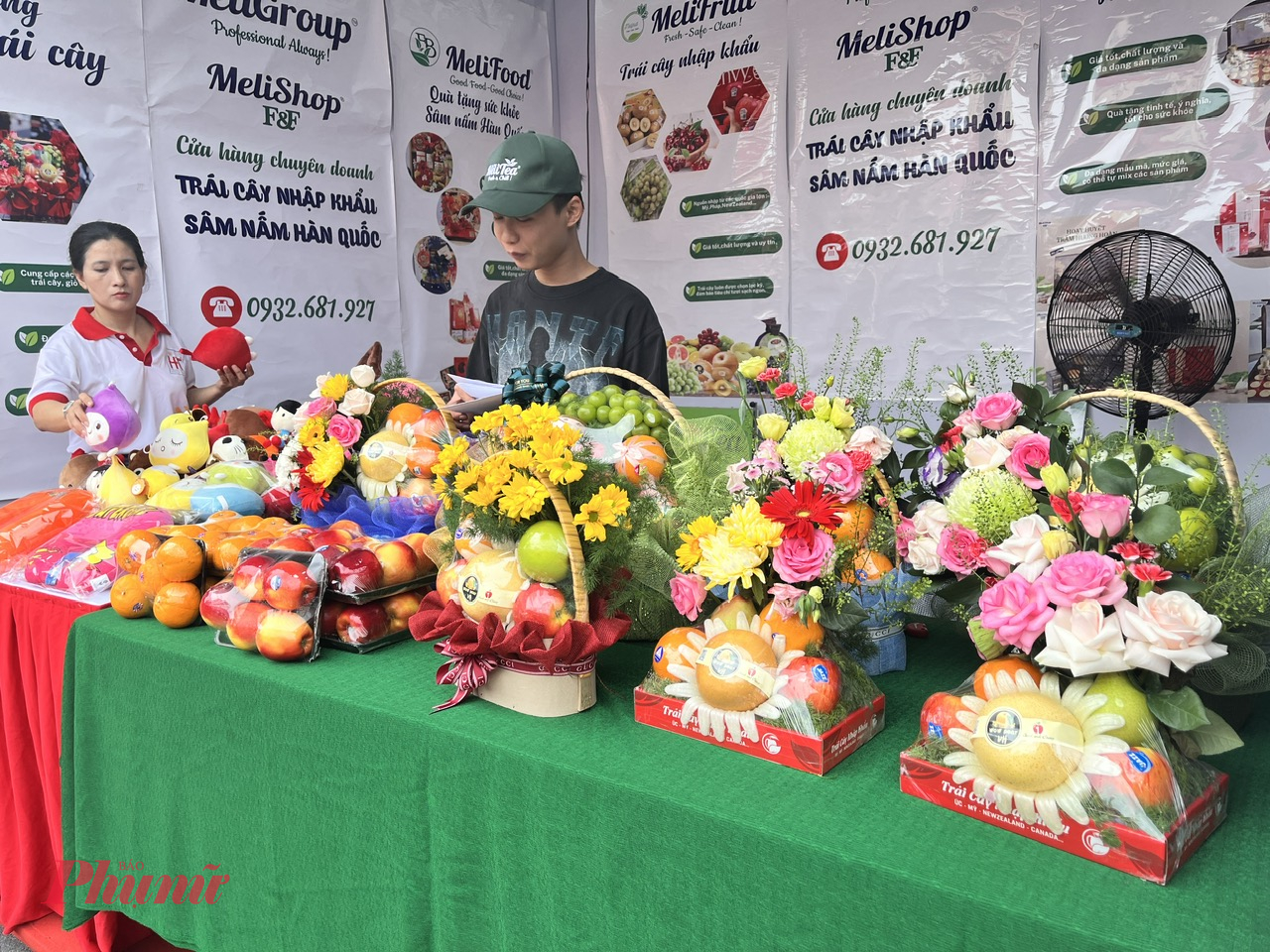 Một gian h&agrave;ng tr&aacute;i c&acirc;y tr&igrave;nh b&agrave;y đẹp mắt 