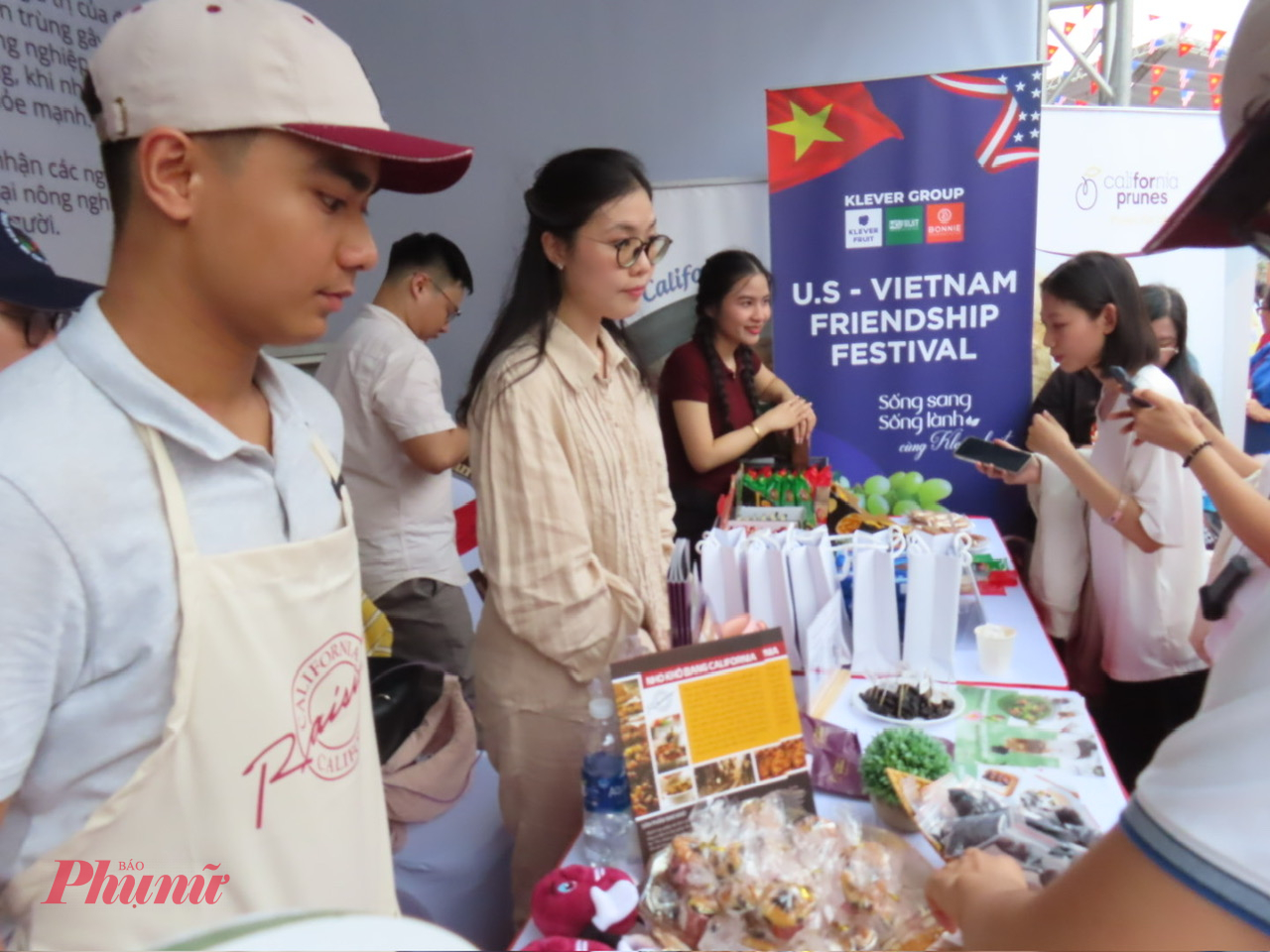 Người d&acirc;n tham gia trải nghiệm gian h&agrave;ng