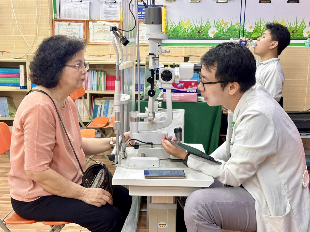 Người d&acirc;n tham gia kh&aacute;m sức khỏe miễn ph&iacute; do Trung t&acirc;m An sinh x&atilde; hội phường T&acirc;n Hưng tổ chức 