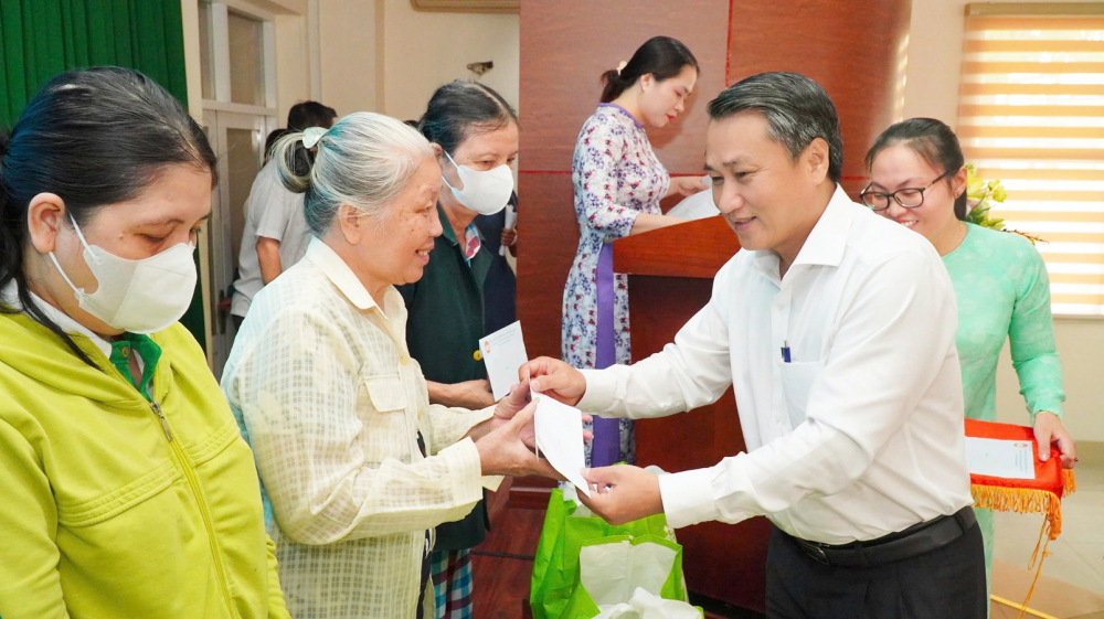 Người d&acirc;n kh&oacute; khăn tr&ecirc;n địa b&agrave;n phường T&acirc;n Mỹ nhận qu&agrave; hỗ trợ từ Trung t&acirc;m An sinh của phường