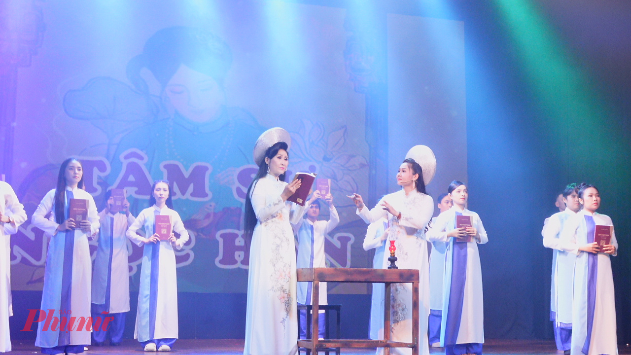 NSƯT T&acirc;m T&acirc;m v&agrave; nghệ sĩ Thanh Thảo trong ca cảnh Nhớ ơn Thầy