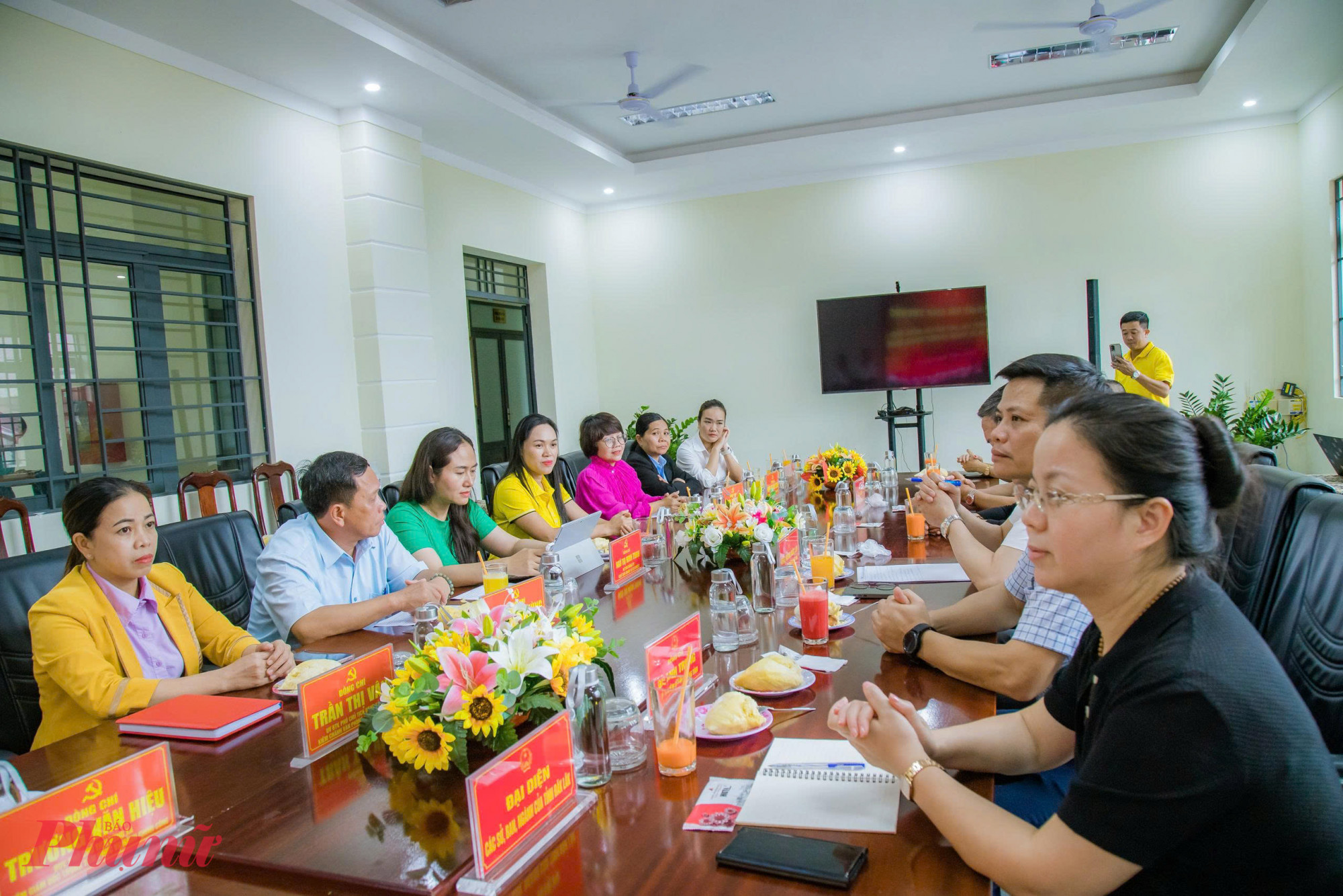 đo&agrave;n doanh nghiệp Trung Quốc đ&atilde; tham quan v&ugrave;ng trồng tại x&atilde; Ea Knuếc