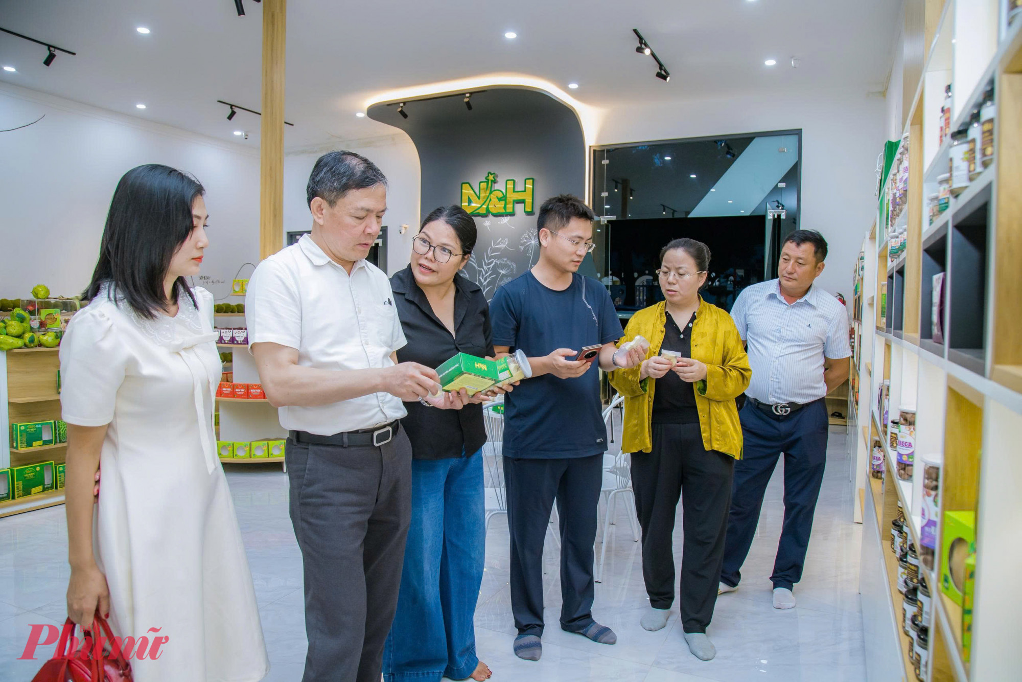 Trong khu&ocirc;n khổ chương tr&igrave;nh, đo&agrave;n doanh nghiệp Trung Quốc đ&atilde; thăm quan cơ sở đ&oacute;ng g&oacute;i sầu ri&ecirc;ng tại x&atilde; Ea Knuếc, gian h&agrave;ng trưng b&agrave;y của một số doanh nghiệp xuất khẩu.