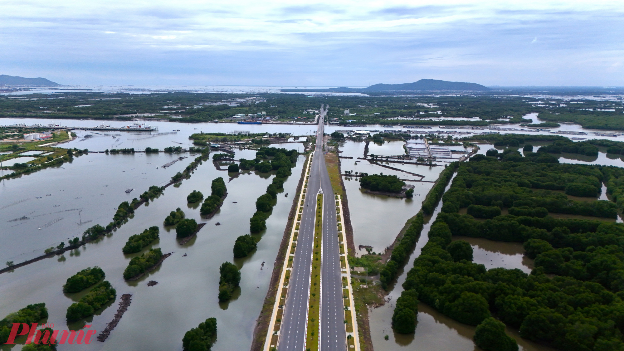 Đường Trường Sa d&agrave;i hơn 8 km nối x&atilde; đảo Long Sơn với phường 12 (TP Vũng T&agrave;u trước đ&acirc;y) cũng đ&atilde; được n&acirc;ng cấp l&ecirc;n 6 l&agrave;n xe.