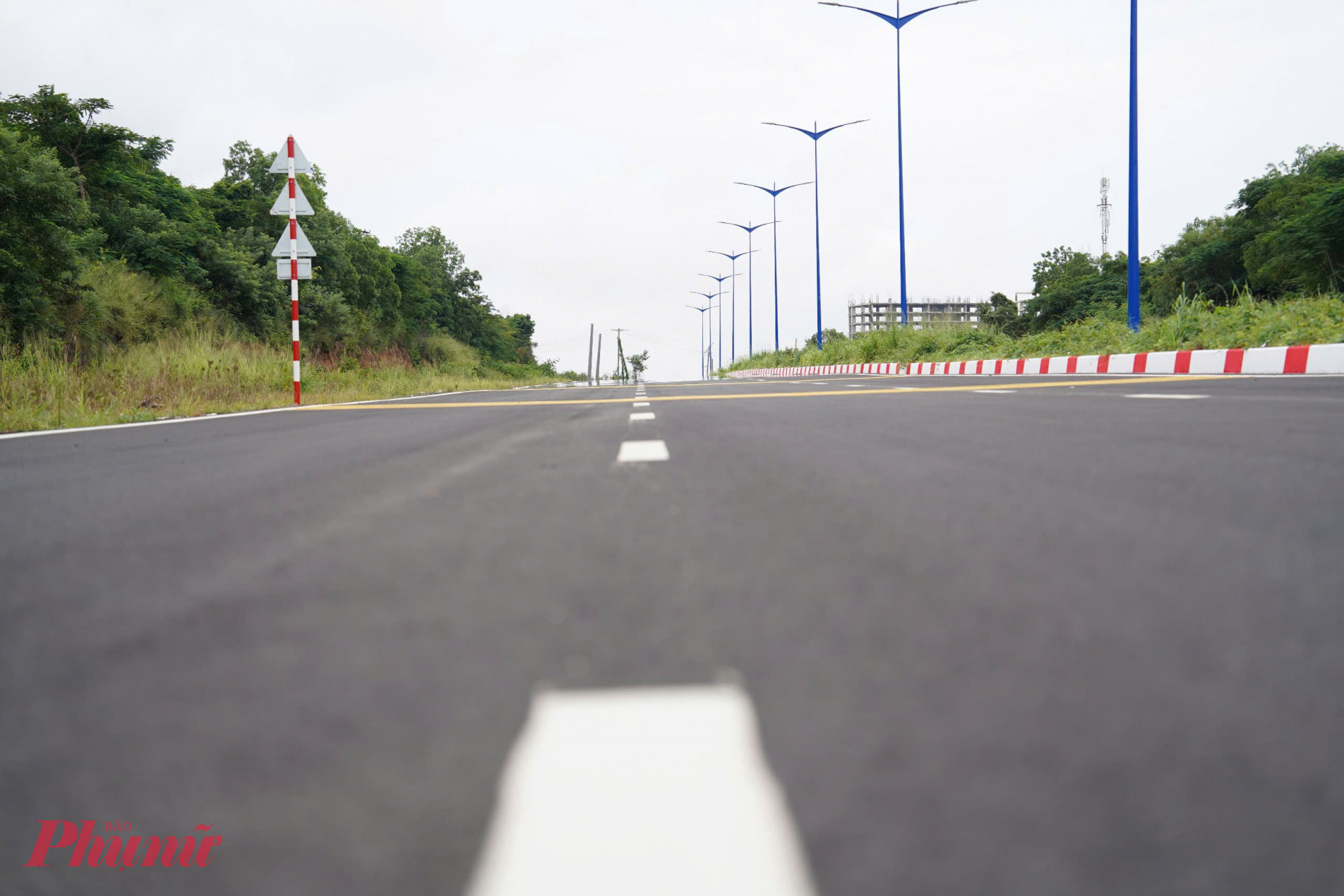 Đoạn tuyến qua x&atilde; Phước Hải (thị trấn Phước Hải, huyện Long Đất cũ) đ&atilde; ho&agrave;n th&agrave;nh mở rộng l&ecirc;n 6 l&agrave;n xe, đồng thời lắp đặt đầy đủ hệ thống biển b&aacute;o v&agrave; vỉa h&egrave;.