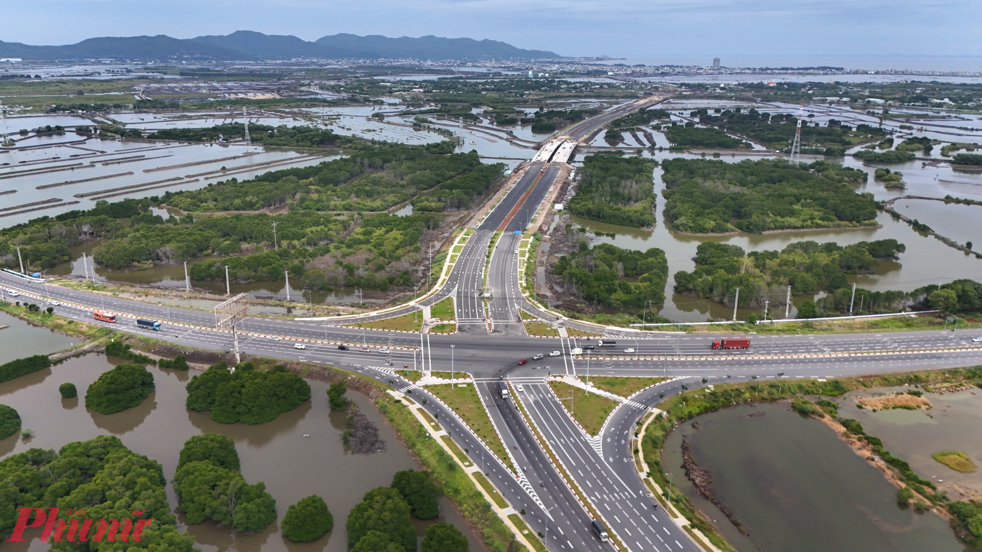 Tuyến đường ven biển n&agrave;y bắt đầu từ điểm giao với đường 991B tại TPHCM, đi qua huyện Xuy&ecirc;n Mộc (nay thuộc TPHCM), kết nối tiếp với khu vực Sơn Mỹ thuộc tỉnh L&acirc;m Đồng. C&ocirc;ng tr&igrave;nh được khởi c&ocirc;ng n&acirc;ng cấp từ th&aacute;ng 6/2023 với vận tốc thiết kế 80 km/h, dự kiến ho&agrave;n th&agrave;nh v&agrave;o đầu năm 2026.  Trong ảnh l&agrave; n&uacute;t giao quốc lộ 51