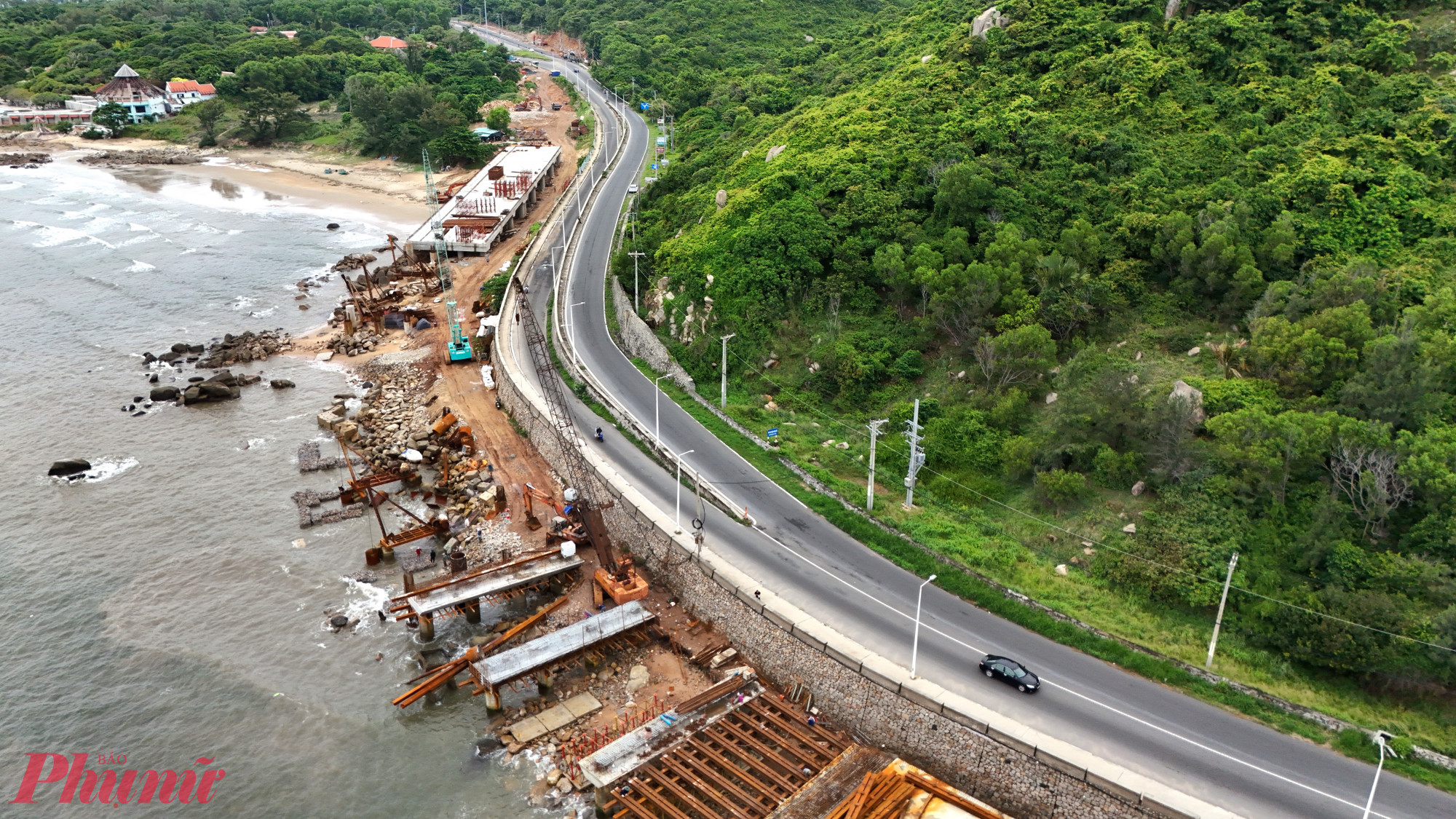 Dự &aacute;n mở rộng đường ven biển TPHCM &ndash; L&acirc;m Đồng dự kiến ho&agrave;n th&agrave;nh v&agrave;o th&aacute;ng 3/2026, đ&oacute;ng vai tr&ograve; then chốt trong việc kết nối c&aacute;c khu vực kinh tế v&agrave; du lịch biển trọng điểm như Phước Hải, Hồ Tr&agrave;m, B&igrave;nh Ch&acirc;u (TPHCM) v&agrave; Sơn Mỹ (L&acirc;m Đồng).