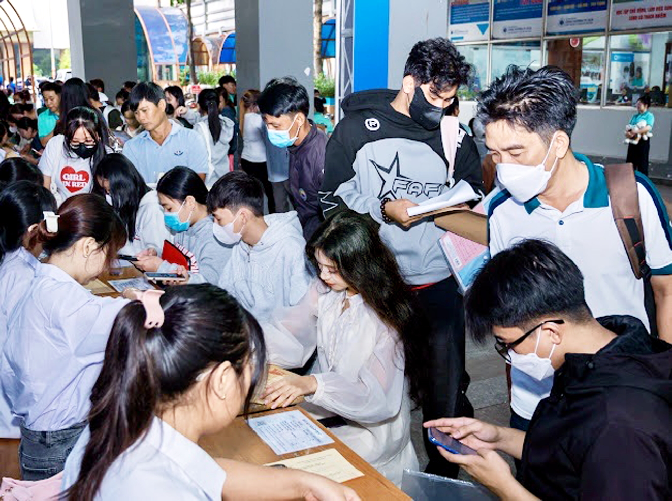 Th&iacute; sinh tr&uacute;ng tuyển l&agrave;m thủ tục nhập học tại Trường đại học C&ocirc;ng Thương TPHCM v&agrave;o đầu th&aacute;ng 9/2025