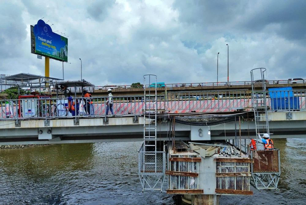 . C&aacute;c kỹ sư sẽ k&iacute;ch n&acirc;ng đồng bộ bằng thủy lực. Ảnh Nguyễn Văn 