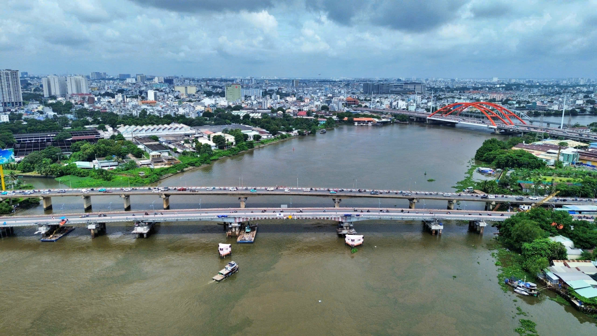 Cầu B&igrave;nh Triệu 1 đang được tiến h&agrave;nh n&acirc;ng tĩnh kh&ocirc;ng. Ảnh Nguyễn Văn
