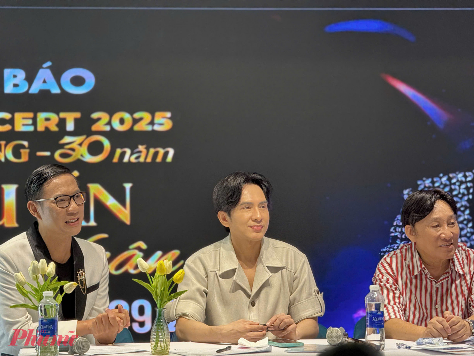 Ca sĩ Đan Trường, &ocirc;ng bầu Ho&agrave;ng Tuấn (b&igrave;a phải) trong sự kiện c&ocirc;ng bố live concert v&agrave;o chiều 8/9, tại TPHCM
