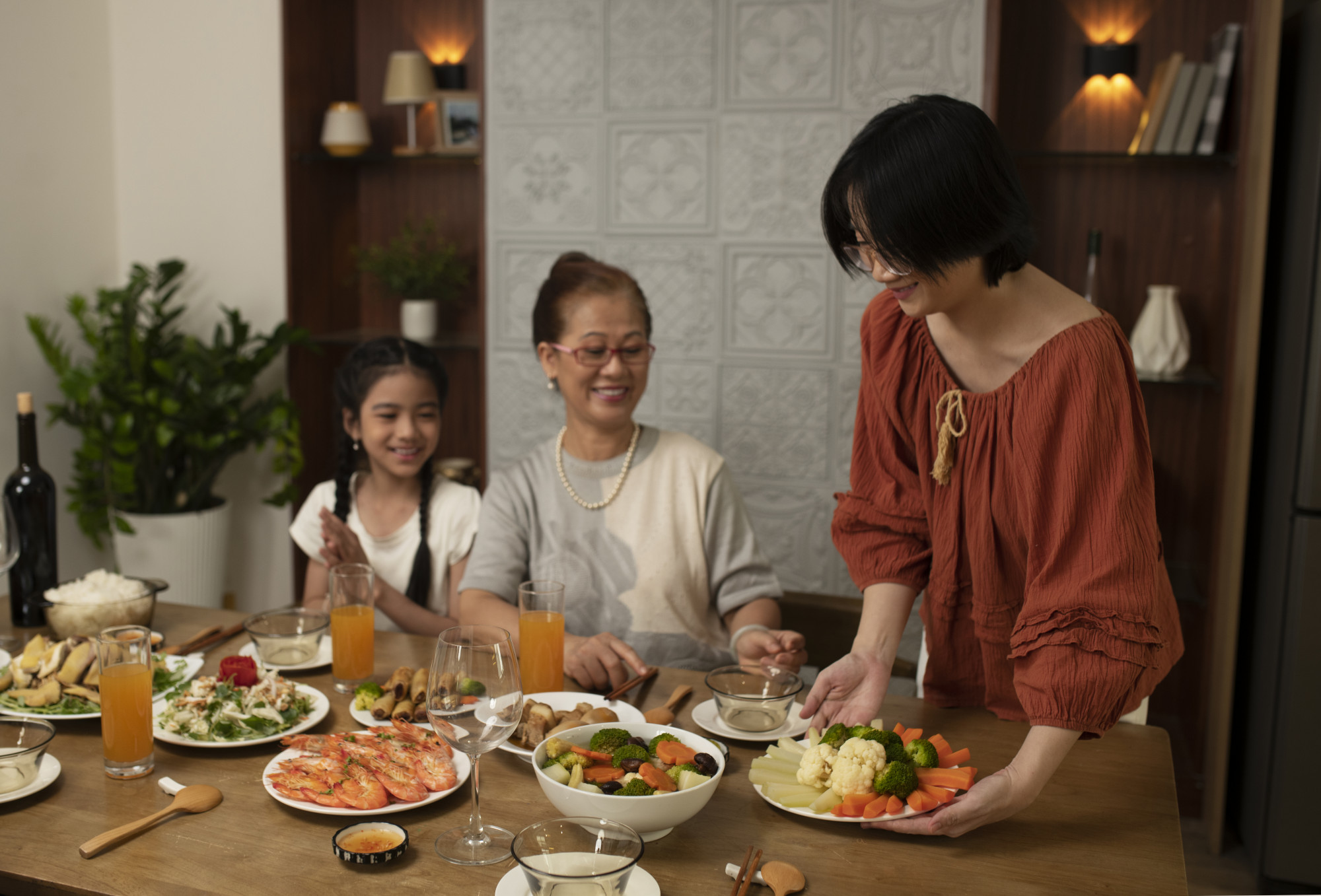 Chuyến du lịch của người lớn nh&agrave; Kim lu&ocirc;n tất bật với bếp n&uacute;c - Ảnh: Freepik