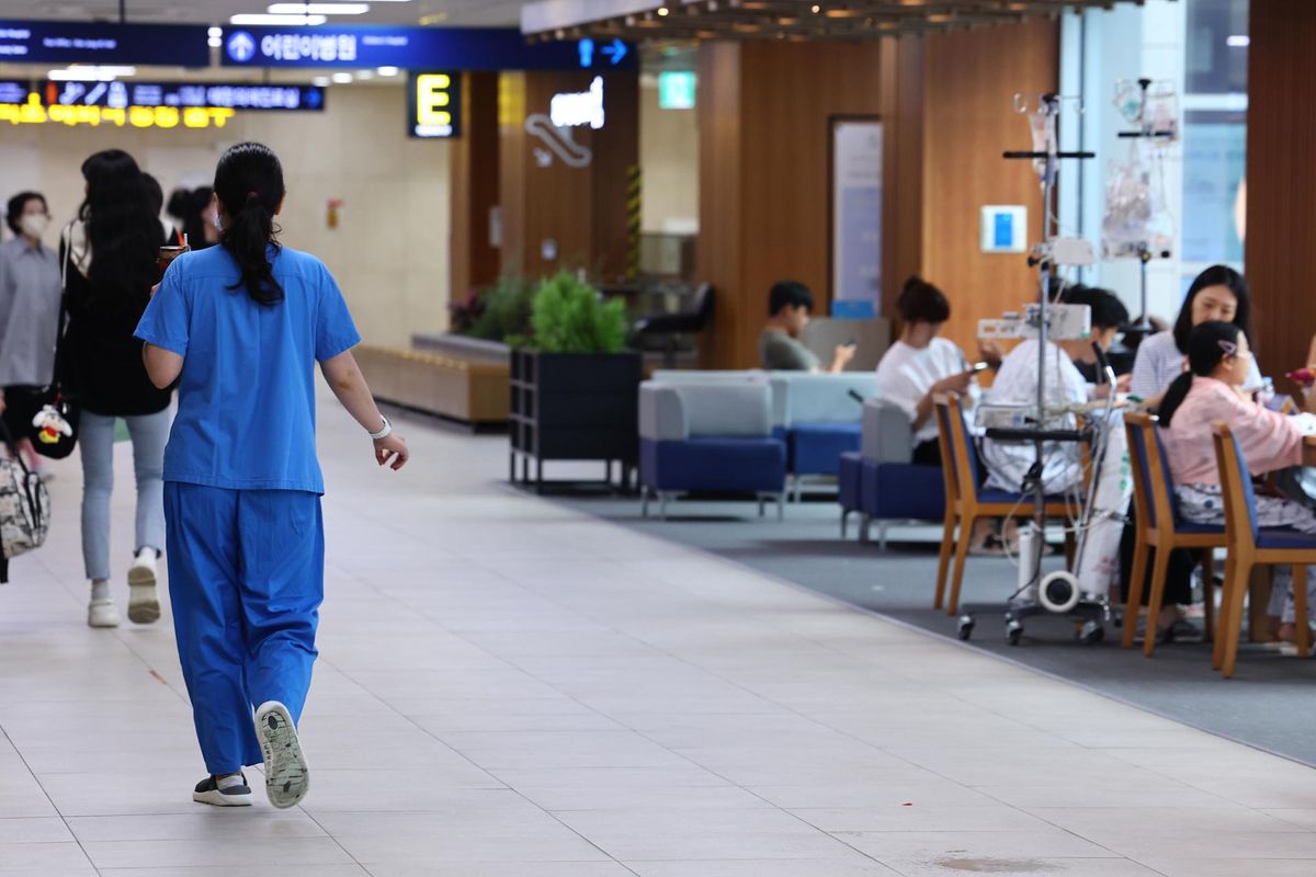 Nh&acirc;n vi&ecirc;n y tế l&agrave;m việc tại một bệnh viện lớn ở Seoul, ng&agrave;y 20/7. - Ảnh:Yonhap