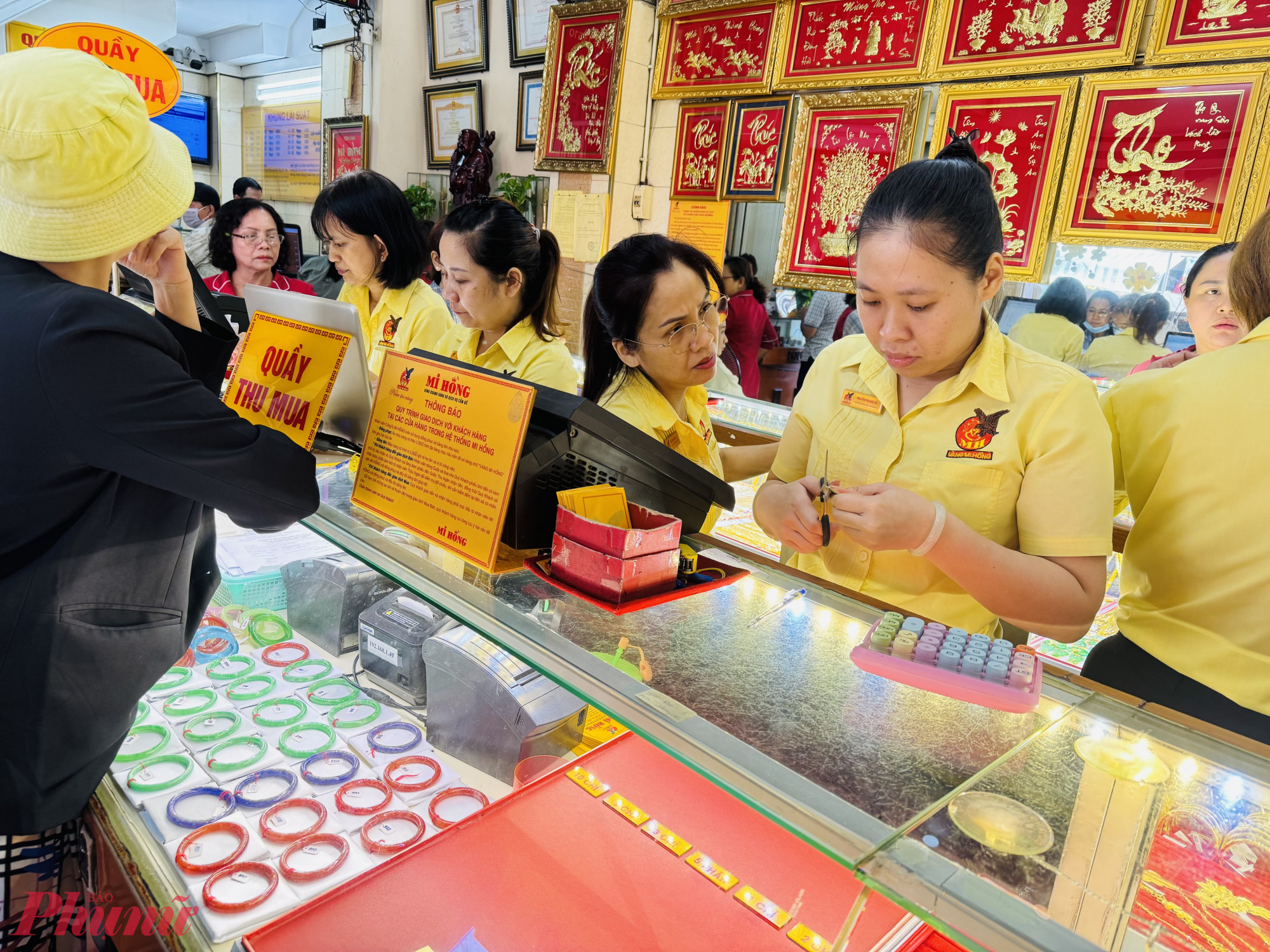 Đa phần l&agrave; kh&aacute;ch b&aacute;n c&aacute;c loại v&agrave;ng miếng đ&atilde; mua từ rất l&acirc;u, bao b&igrave; v&agrave;ng miếng đ&atilde; bị ố v&agrave;ng n&ecirc;n khi thu mua v&agrave;o, nh&acirc;n vi&ecirc;n phải tiến h&agrave;nh cắt bỏ bao b&igrave; 