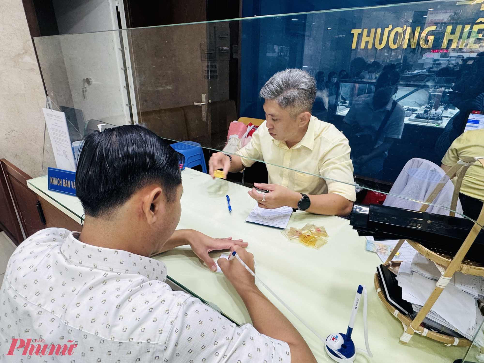 Tuy nhi&ecirc;n, trong chiều ng&agrave;y 8/9, C&ocirc;ng ty SJC ghi nhận lượng v&agrave;ng b&aacute;n ra kh&aacute; lớn. Nhiều kh&aacute;ch h&agrave;ng đến b&aacute;n từ 5-10 lượng, chủ yếu l&agrave; v&agrave;ng đ&atilde; mua từ l&acirc;u, do đ&oacute; bao b&igrave; đều đ&atilde; bị ố m&agrave;u. V&igrave; vậy, khi thu mua, nh&acirc;n vi&ecirc;n đều phải cắt bỏ lớp bao b&igrave; n&agrave;y.