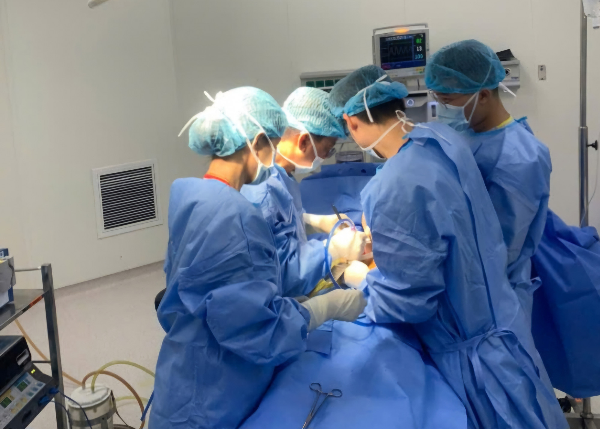 Phẫu thuật cho người đ&agrave;n &ocirc;ng c&oacute; tr&aacute;i tim b&ecirc;n phải - Bệnh viện cung cấp