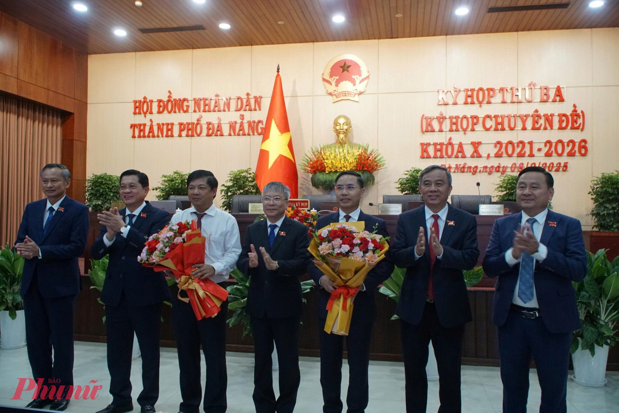 L&atilde;nh đạo HĐND TP Đ&agrave; Nẵng ch&uacute;c mừng t&acirc;n chủ tịch UBND TP Đ&agrave; Nẵng Phạm Đức Ấn (thứ 3 b&igrave;a phải v&agrave;o).