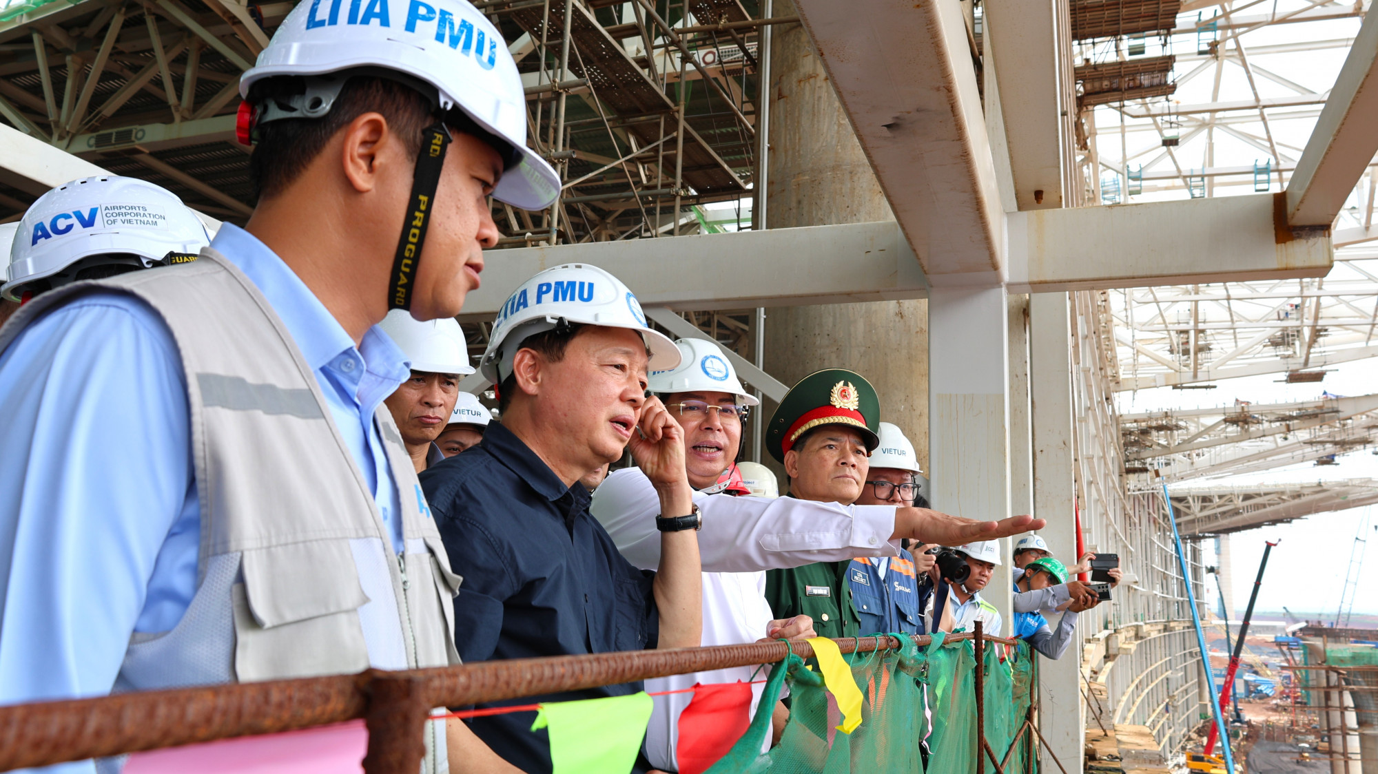 Ph&oacute; Thủ tướng Trần Hồng H&agrave; kiếm thực tế tại c&ocirc;ng trường s&acirc;n bay Long Th&agrave;nh. Ảnh ACV