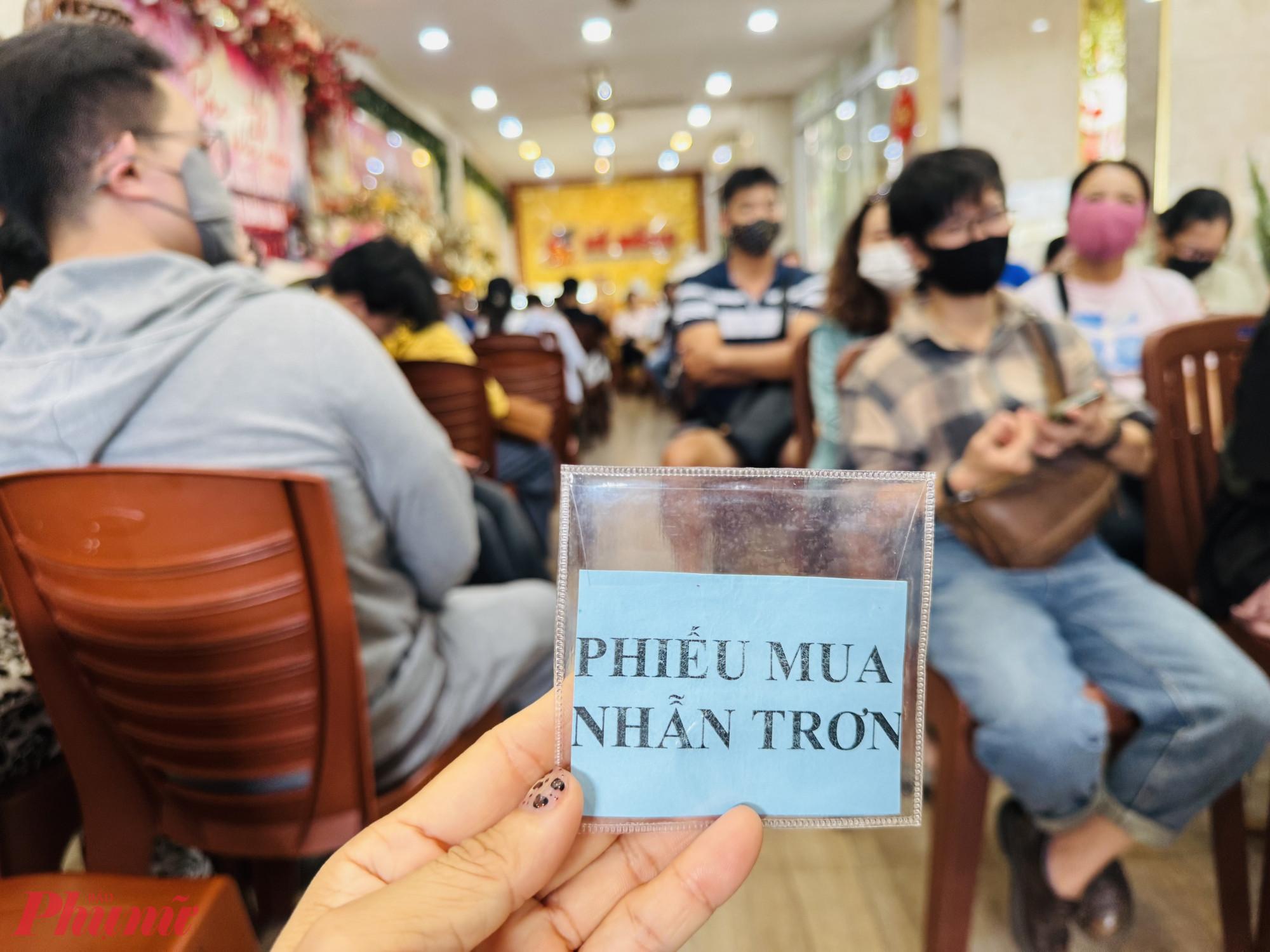 Mỗi kh&aacute;ch đến đ&acirc;y sẽ được ph&aacute;t phiếu m&agrave;u xanh v&agrave;