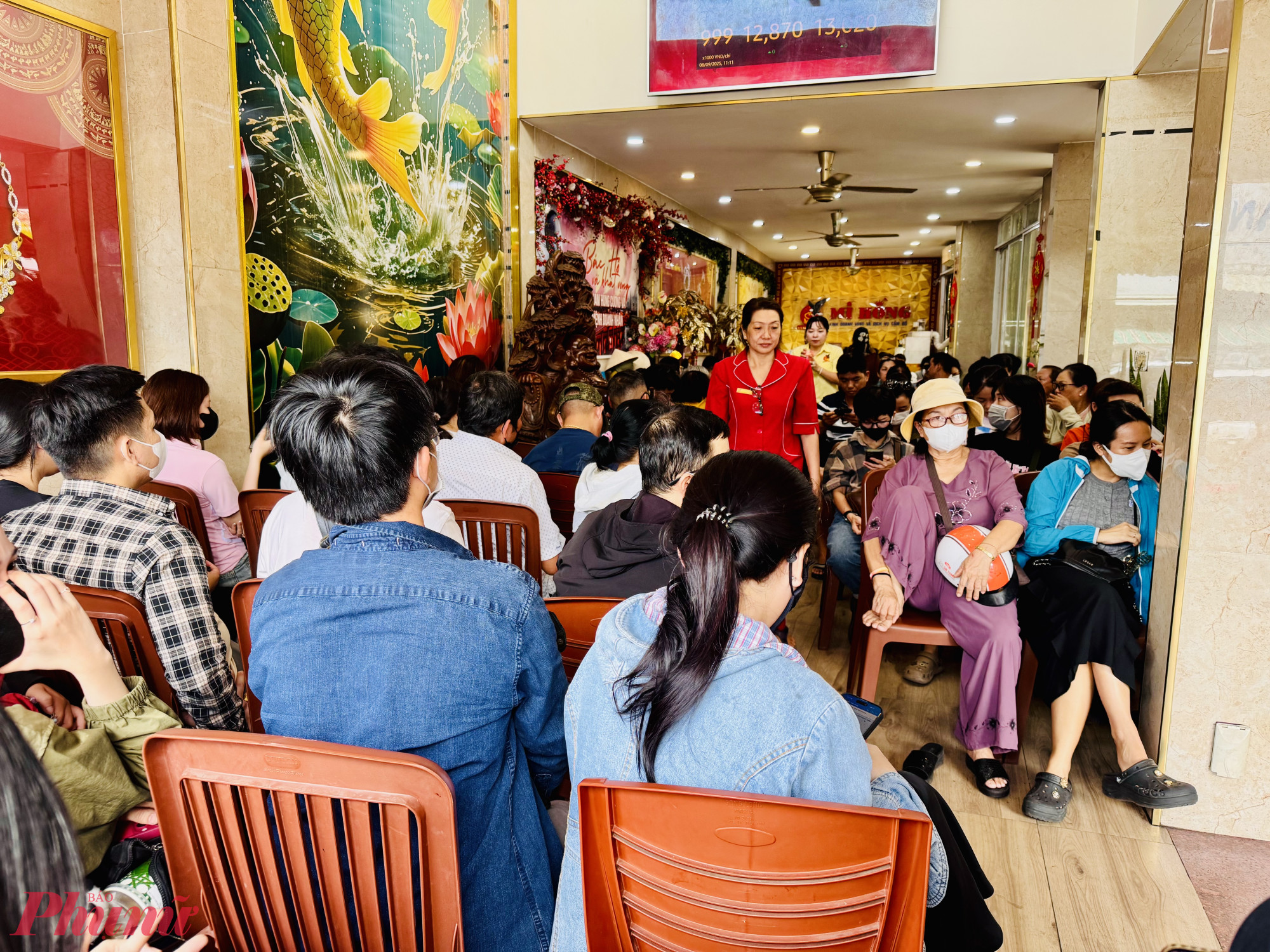 Tờ mờ s&aacute;ng ng&agrave;y 8/9, lượng kh&aacute;ch đến tiệm v&agrave;ng Mi Hồng đường B&ugrave;i Hữu Nghĩa, phường Gia Định, TPHCM