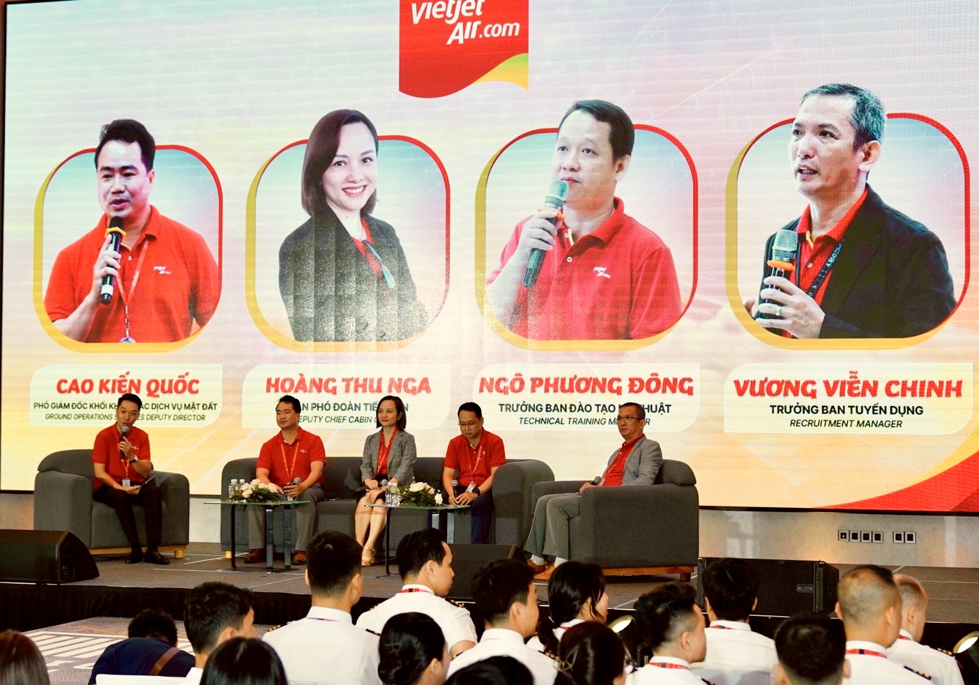 L&atilde;nh đạo c&aacute;c khối khai th&aacute;c bay, dịch vụ mặt đất, kỹ thuật, Học viện H&agrave;ng kh&ocirc;ng Vietjet chia sẻ tại sự kiện - Ảnh: Vietjet