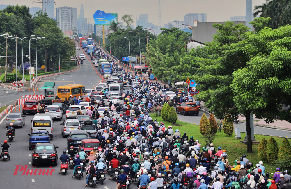 D&ograve;ng xe ken đặc qua cầu B&igrave;nh Triệu 2 mỗi buổi s&aacute;ng. Ảnh nguyễn Văn