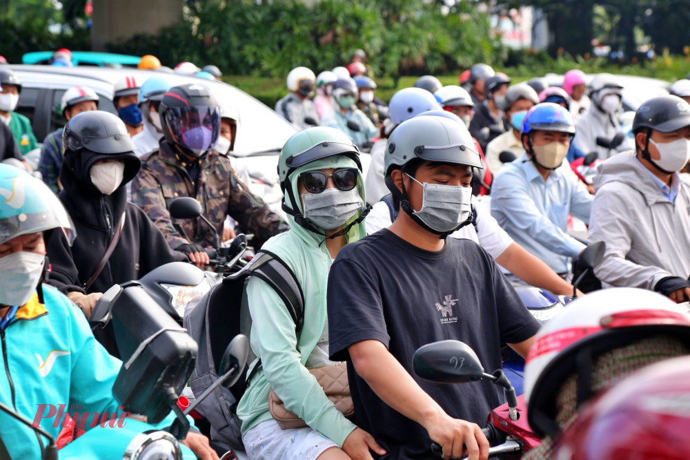 Người d&acirc;n mệt mỏi h&agrave;ng ng&agrave;y khi đi qua cầu B&igrave;nh Triệu để đến chỗ l&agrave;m. Ảnh Nguyễn Văn