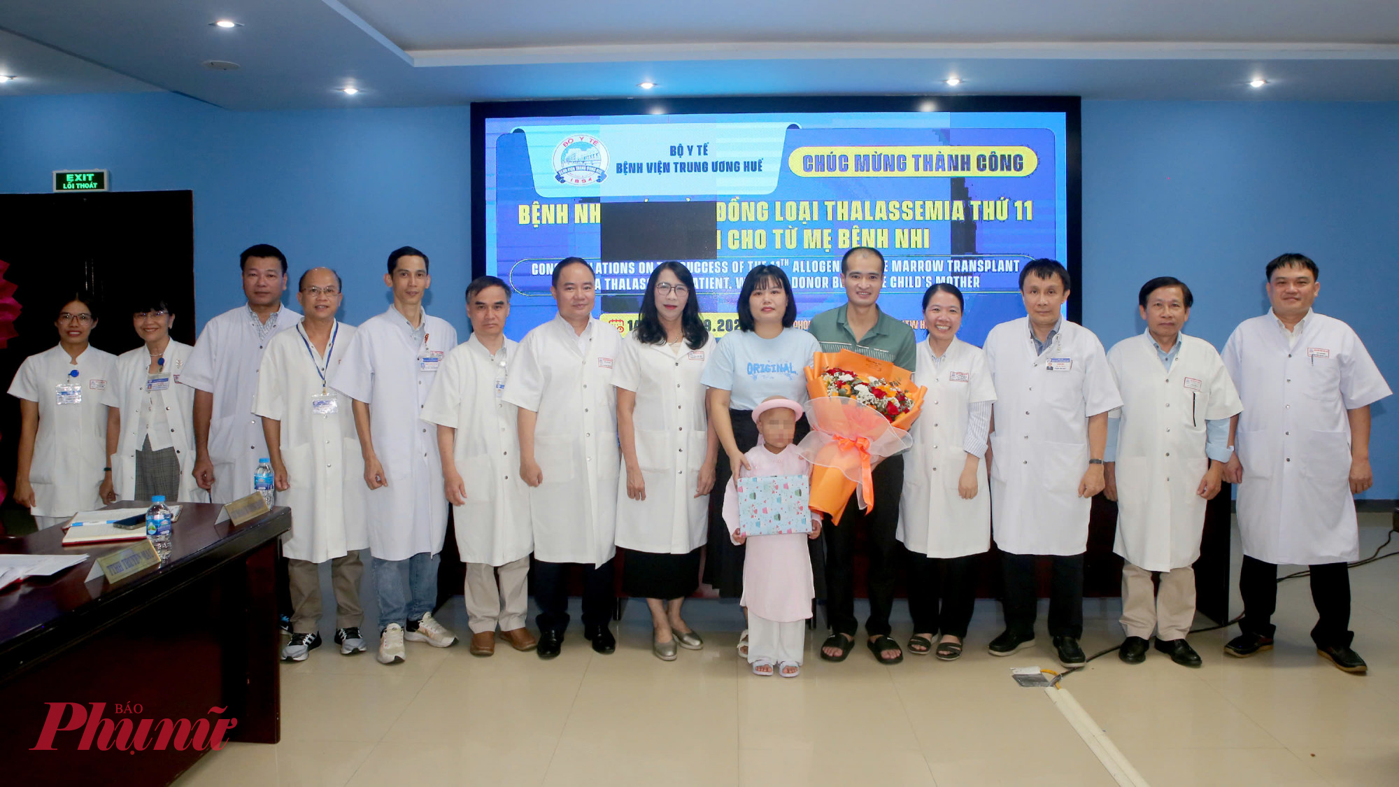 Ch&aacute;u Vũ Quỳnh C. xuất viện trong niềm vui của bố mẹ, c&aacute;c b&aacute;c sĩ Bệnh viện Trung ương Huế