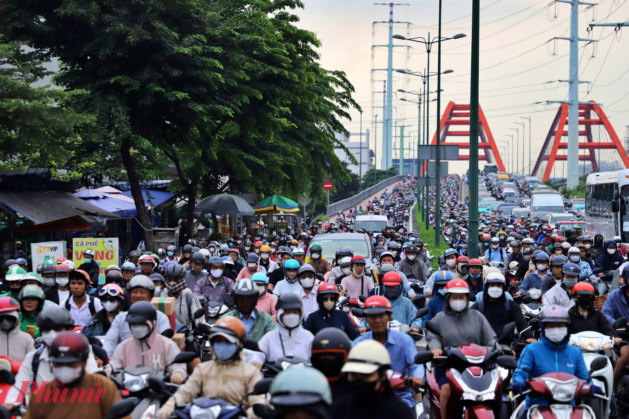 Kẹt xe đường Phạm Văn Đồng bị vạ l&acirc;y kẹt xe do cầu B&igrave;nh Triệu 2 cũng đang qu&aacute; tải, s&aacute;ng 8/9. Ảnh Nguyễn Văn
