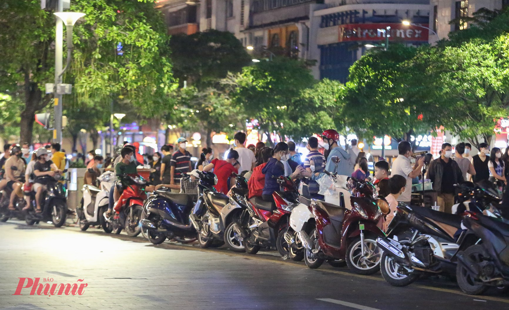 Xe m&aacute;y lấn chiếm lề đường ở Phố đi bộ Nguyễn Huệ. Ảnh minh họa