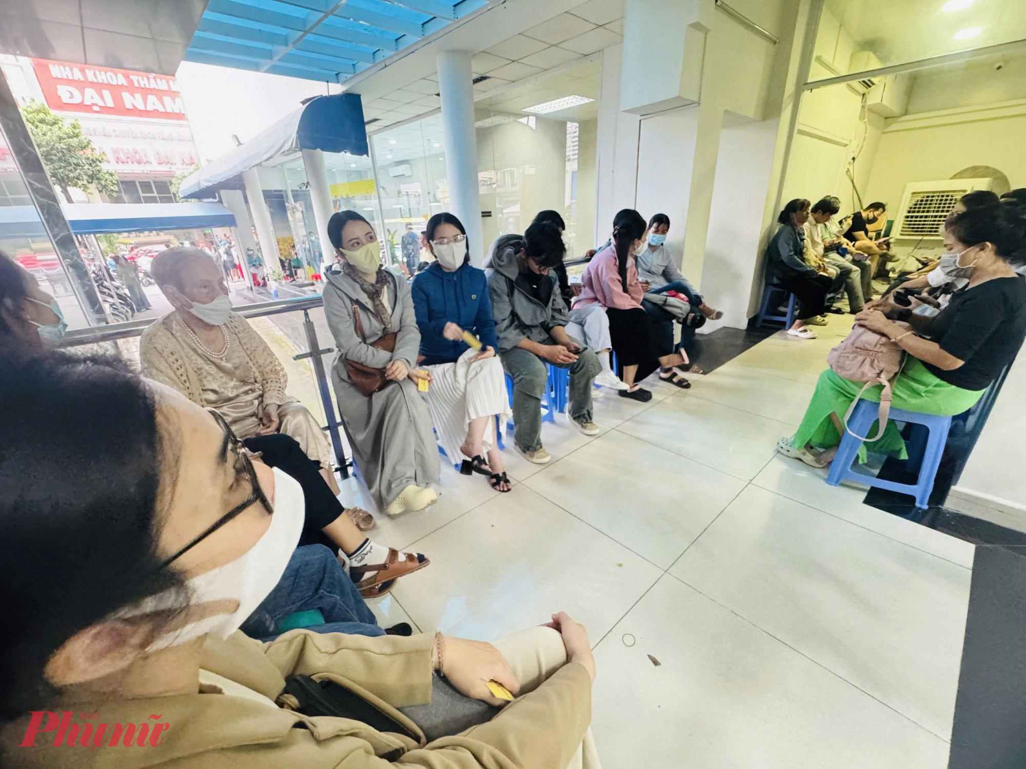 Cũng do lượng kh&aacute;ch qu&aacute; đ&ocirc;ng mỗi kh&aacute;ch phải chờ từ 30 ph&uacute;t trở l&ecirc;n mới đến lượt giao dịch