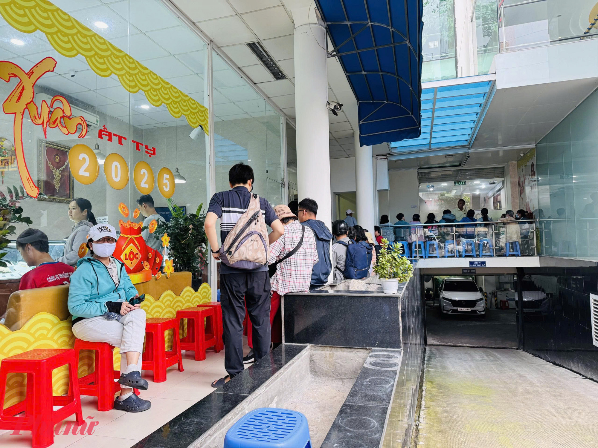 Tại C&ocirc;ng ty V&agrave;ng bạc đ&aacute; qu&yacute; S&agrave;i G&ograve;n (SJC) tr&ecirc;n đường Nguyễn Thị Minh Khai, 