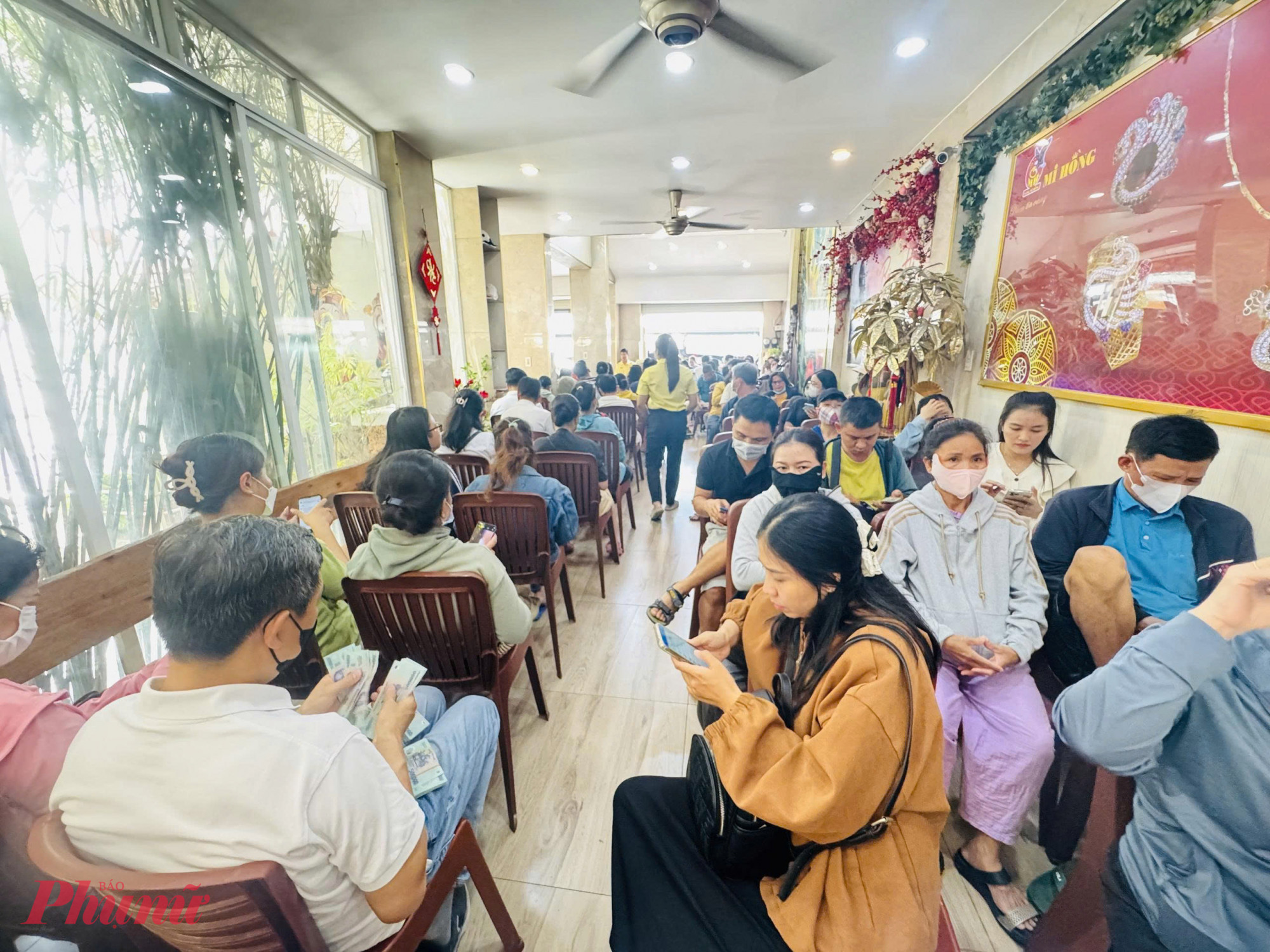 Mặc d&ugrave; đ&atilde; 11 giờ trưa, lượng kh&aacute;ch tại c&aacute;c quầy giao dịch vẫn rất lớn, khiến mỗi người phải chờ trung b&igrave;nh 15-30 ph&uacute;t. Nh&acirc;n vi&ecirc;n cho biết, số lượng người đến giao dịch đ&atilde; giảm đ&aacute;ng kể, chỉ c&ograve;n một nửa so với những ng&agrave;y trước, sau khi c&oacute; chỉ đạo của Thủ tướng về việc kiểm so&aacute;t gi&aacute; v&agrave;ng v&agrave; ngăn chặn c&aacute;c h&agrave;nh vi thao t&uacute;ng thị trường.