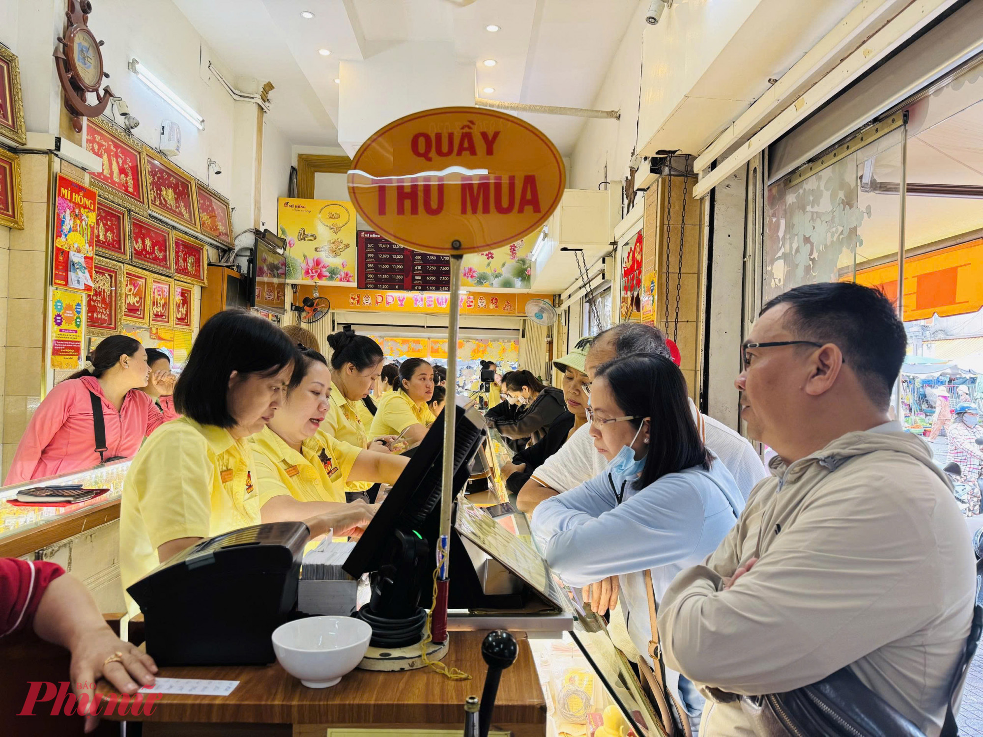 Song song đ&oacute;, trong ng&agrave;y 8/9, c&oacute; một bộ phận người cũng đem v&agrave;ng đi b&aacute;n. 