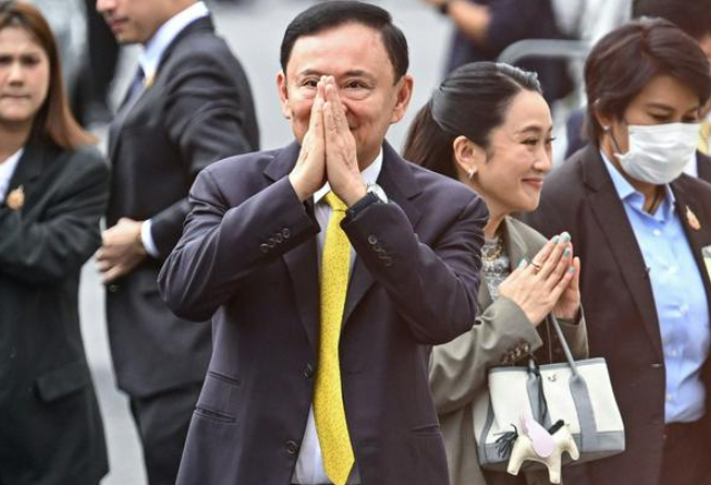 &Ocirc;ng Thaksin Shinawatra v&agrave; con g&aacute;i  b&agrave; Paetongtarn Shinawatra -Cựu Thủ tướng Th&aacute;i Lan đến T&ograve;a &aacute;n Tối cao ở Bangkok