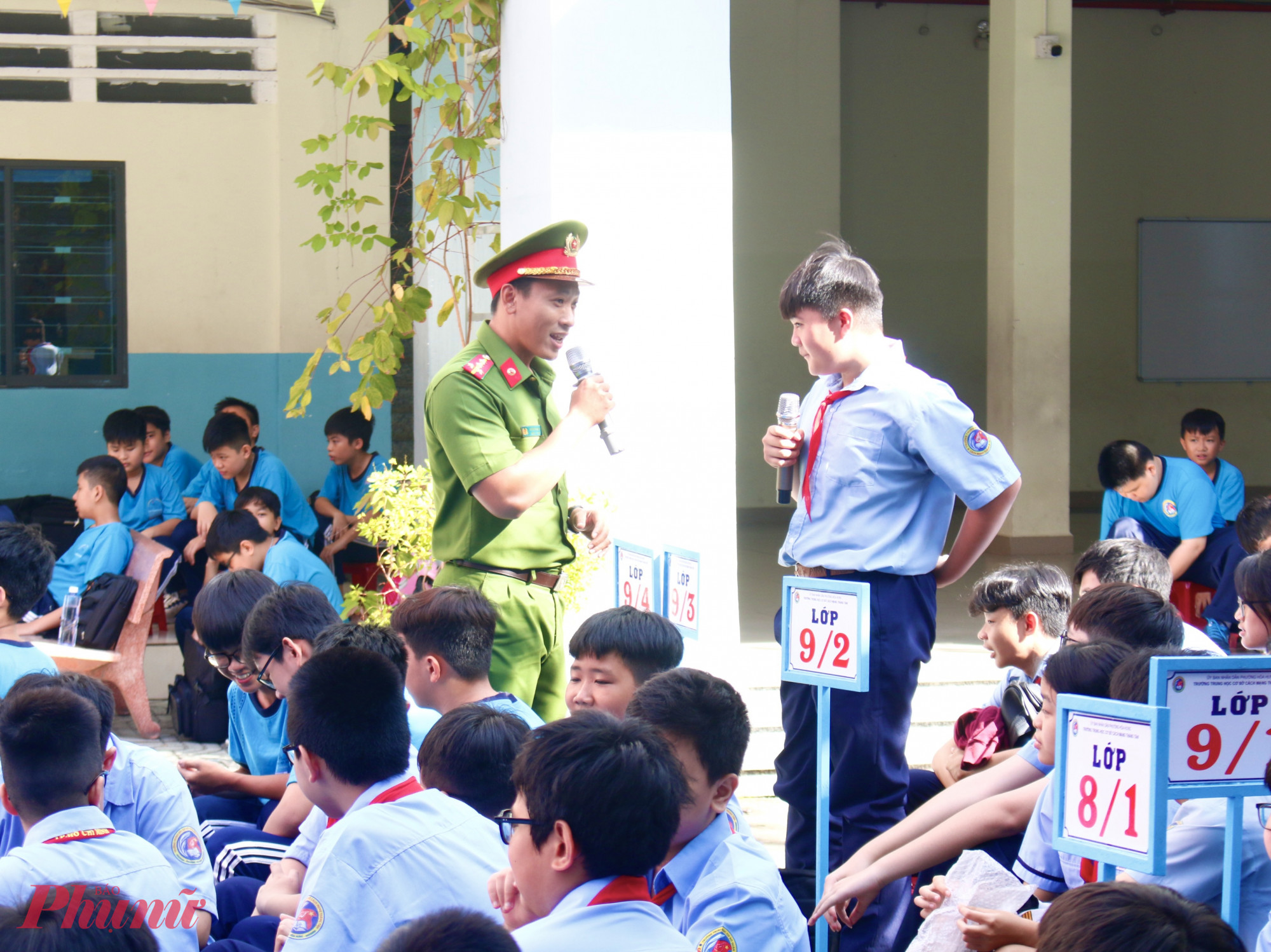 Ông Hà Minh Quang – Cán bộ Phòng Cảnh sát hình sự, Công an TPHCM – cho biết, cùng với sự phát triển của thiết bị di động thông minh và mạng xã hội, nhiều gia đình và học sinh đã sử dụng các nền tảng này để học tập, giải trí, kết nối bạn bè. Tuy nhiên, chính điều này cũng bị các đối tượng tội phạm công nghệ cao lợi dụng để thực hiện hành vi lừa đảo, trong đó có thủ đoạn “bắt cóc online” nhằm chiếm đoạt tài sản. Ông Quang khuyến cáo, các em học sinh tuyệt đối không vội tin vào các cuộc gọi hay tin nhắn từ số lạ tự xưng là công an, viện kiểm soát. Trong mọi tình huống cần giữ bình tĩnh, chủ động kiểm chứng thông tin bằng cách liên lạc trực tiếp với người thân hoặc báo cho cơ quan công an nơi gần nhất.Bên cạnh đó, mỗi người cần bảo mật thông tin cá nhân: không cung cấp số CMND/CCCD, tài khoản ngân hàng, mã OTP, mật khẩu qua điện thoại, email hay mạng xã hội; hạn chế chia sẻ hình ảnh, lịch trình sinh hoạt, thông tin riêng tư lên không gian mạng…