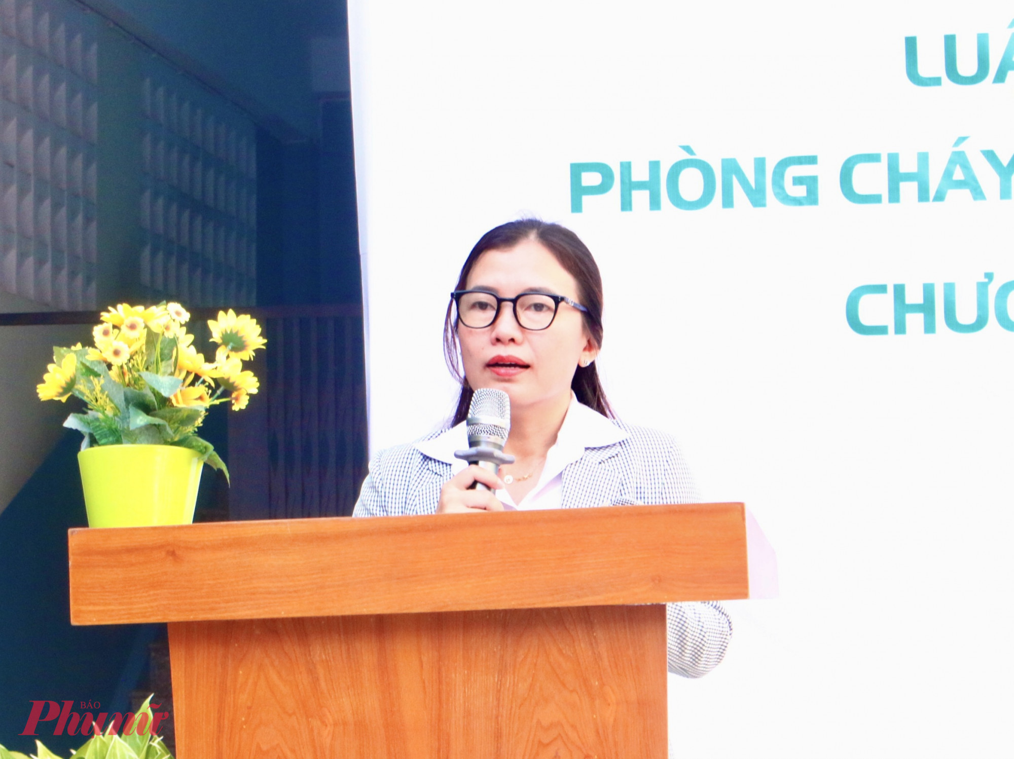 Bà Ngô Thị Quế Băng – Chủ tịch Hội LHPN phường Hòa Hưng – cho biết, chương trình là hoạt động thiết thực hưởng ứng Tháng An toàn giao thông năm 2025, đồng thời cụ thể hóa Bảng ký kết thi đua “Phát huy vai trò phụ nữ – Chung tay giữ gìn an ninh trật tự trên địa bàn phường Hòa Hưng”. Qua đó, giúp các em học sinh được trang bị kiến thức, kỹ năng cơ bản. Đặc biệt, với hoạt động “Cùng em vững bước đến trường”, ban tổ chức mong muốn tiếp thêm động lực để các em học sinh không chỉ học tập tốt mà còn trở thành công dân gương mẫu, góp phần xây dựng phường Hòa Hưng an toàn, văn minh, nghĩa tình