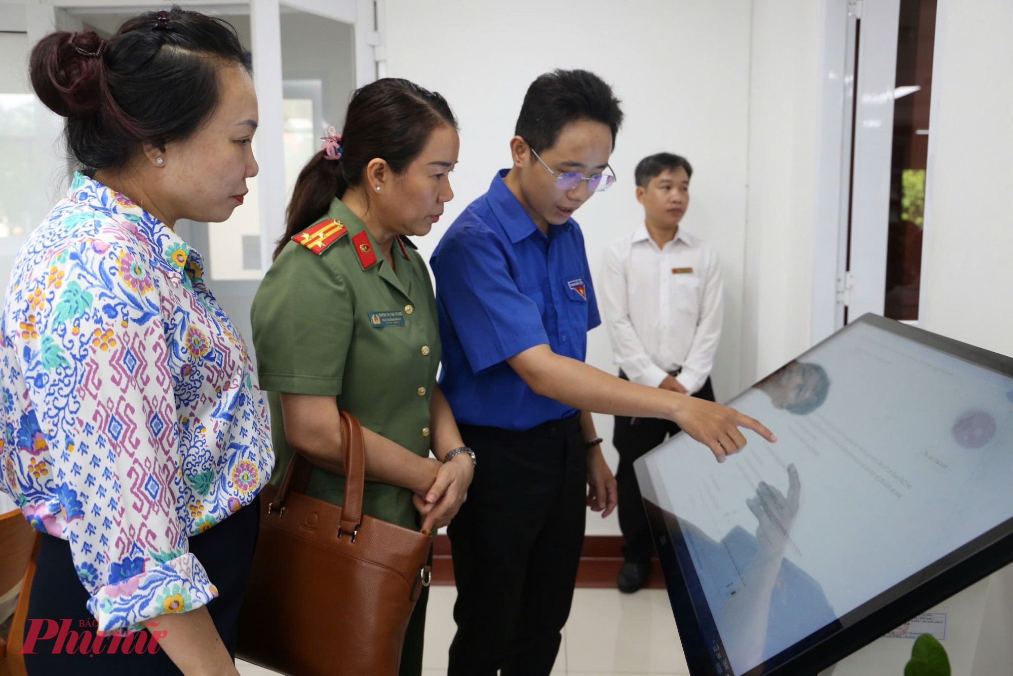 Đoàn Đại biểu Quốc hội TPHCM khảo sát công tác giải quyết hồ sơ hành chính tại phường Tân Mỹ - Ảnh: Thanh Tâm