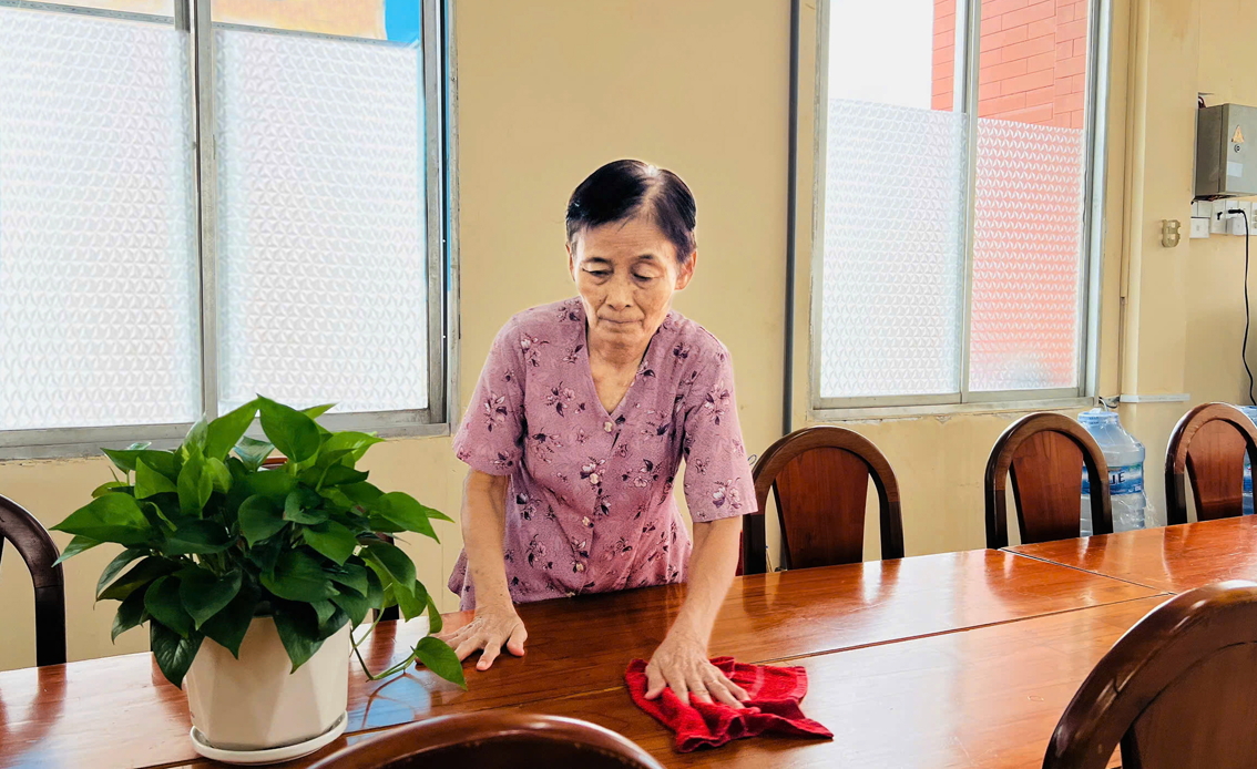B&agrave; Tr&acirc;̀n Thị B&aacute; d&ugrave; tuổi đ&atilde; cao, vẫn cố gắng l&agrave;m việc, để c&oacute; tiền lo cho 2 người con bị t&acirc;m thần