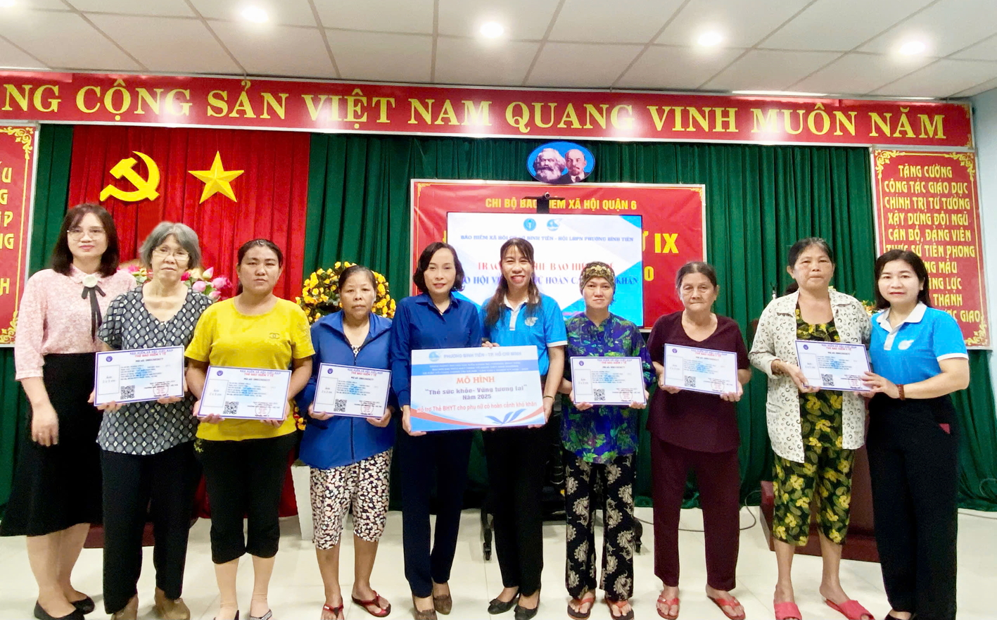 Hội LHPN phường B&igrave;nh Ti&ecirc;n tặng thẻ bảo hi&ecirc;̉m y t&ecirc;́ cho phụ nữ kh&oacute; khăn gắn với chương tr&igrave;nh &ldquo;Thẻ sức khỏe - Vững tương lai&rdquo; 