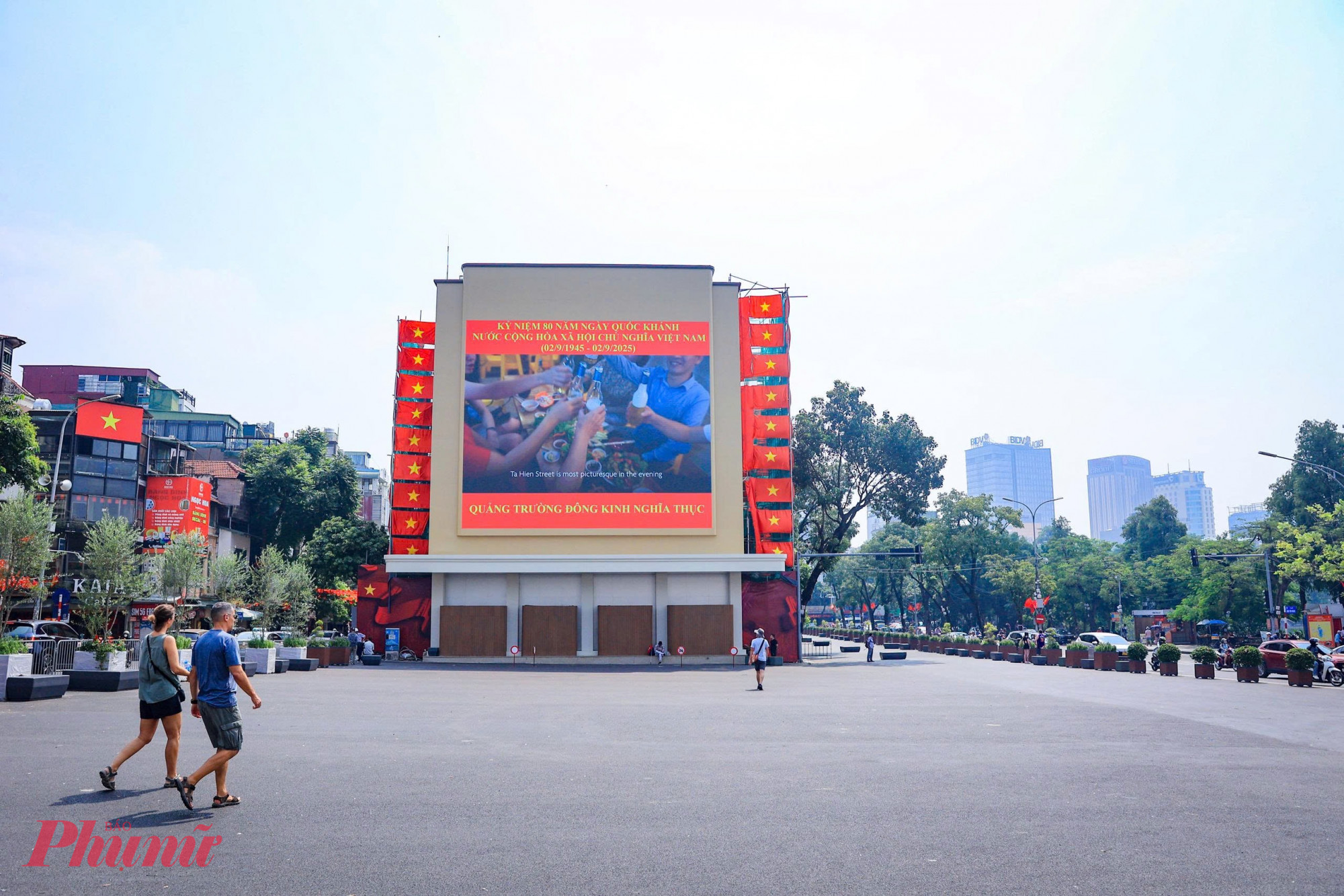 Sau thời gian thi c&ocirc;ng ph&aacute; dỡ t&ograve;a nh&agrave; H&agrave;m c&aacute; mập v&agrave; chỉnh trang diện mạo khu vực Quảng trường Đ&ocirc;ng Kinh Nghĩa Thục, nay nơi đ&acirc;y đ&atilde; mang diện mạo mới, kh&ocirc;ng gian trở n&ecirc;n khang trang v&agrave; tho&aacute;ng đ&atilde;ng hơn.